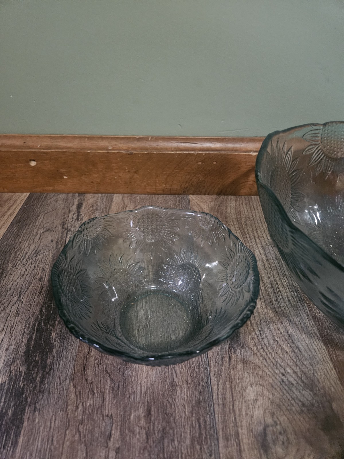 VINTAGE CHIP & DIP BOWL SET Green GLASS Wavy EDGE Flower Bowls No Chips/Cracks