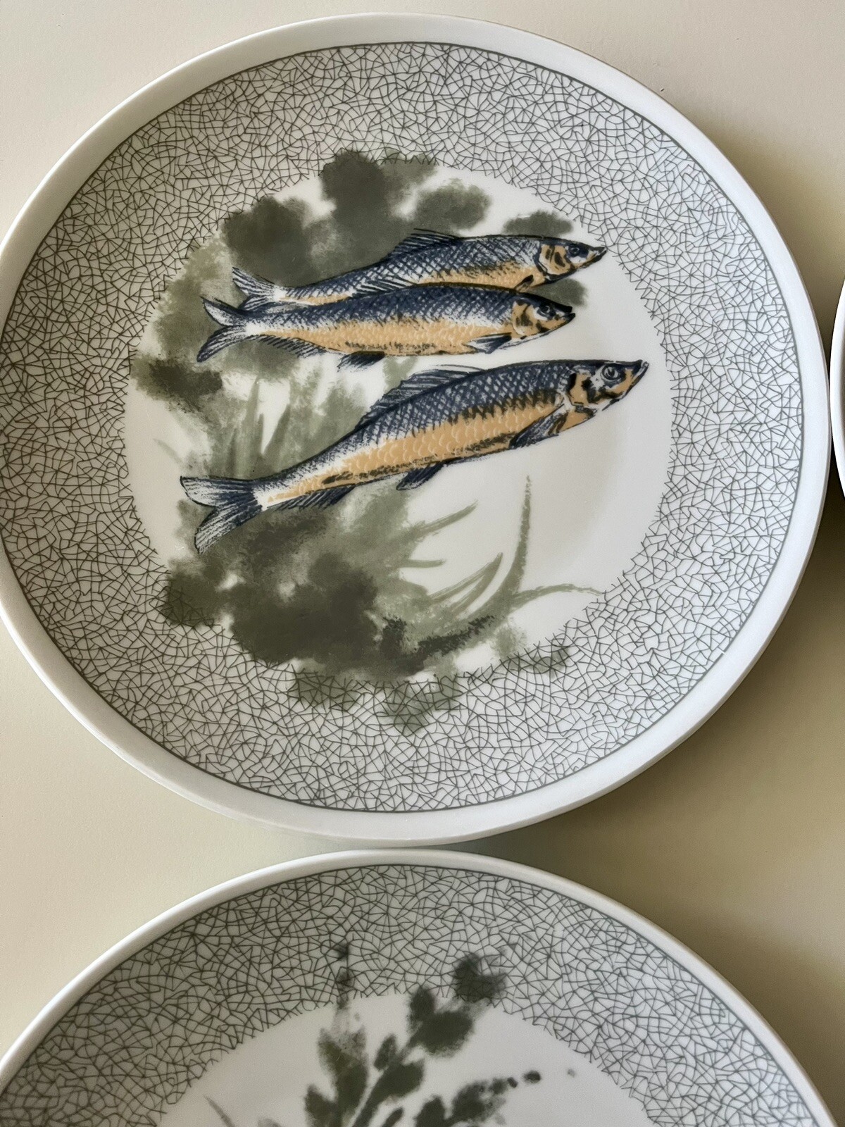4VINTAGE KAHLA GERMANY PORCELAIN FISH PLATES – 9 in PLATES