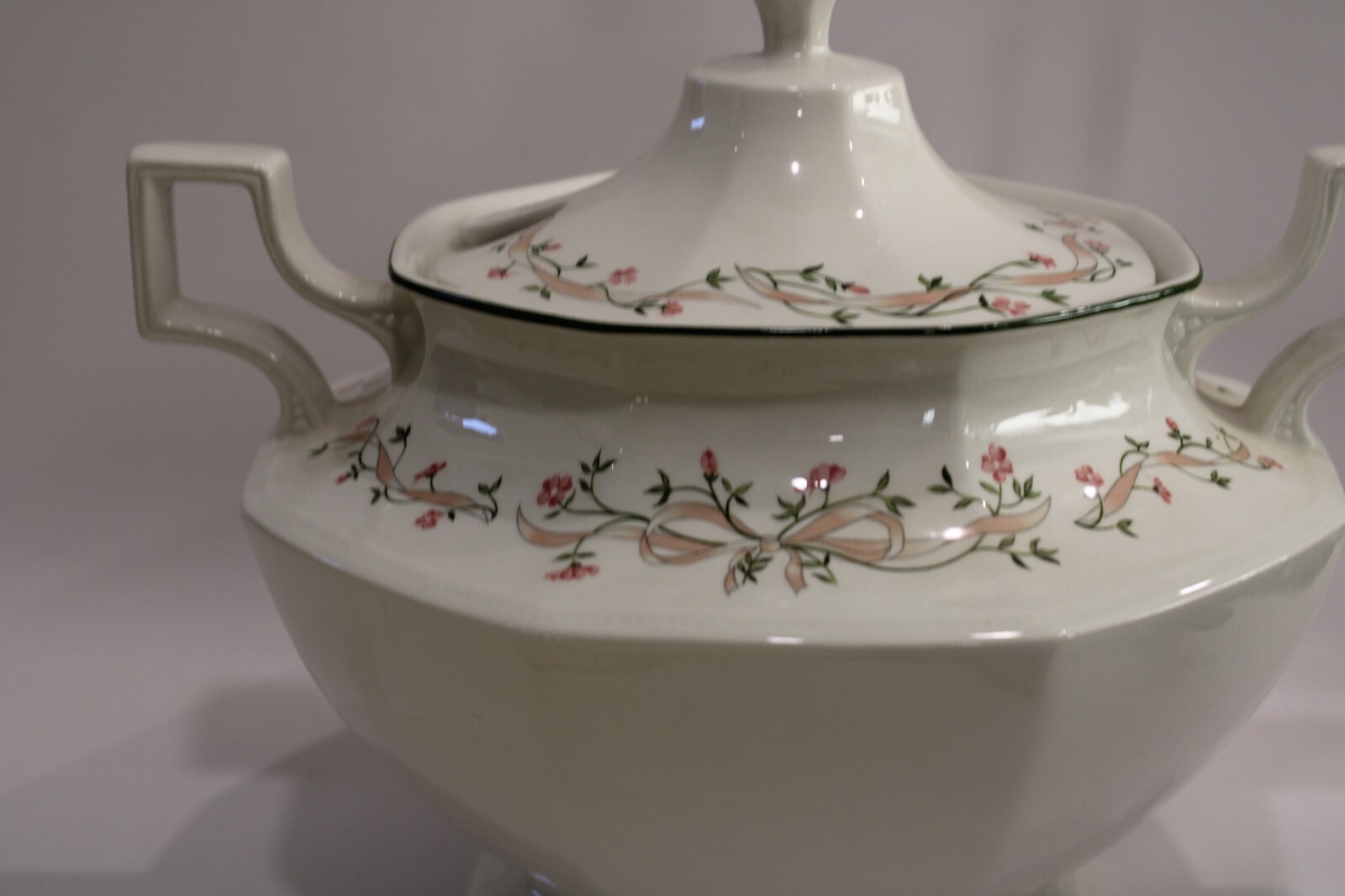 JOHNSON BROTHER Eternal Beau Soup Tureen w/lid (small chip see picture)