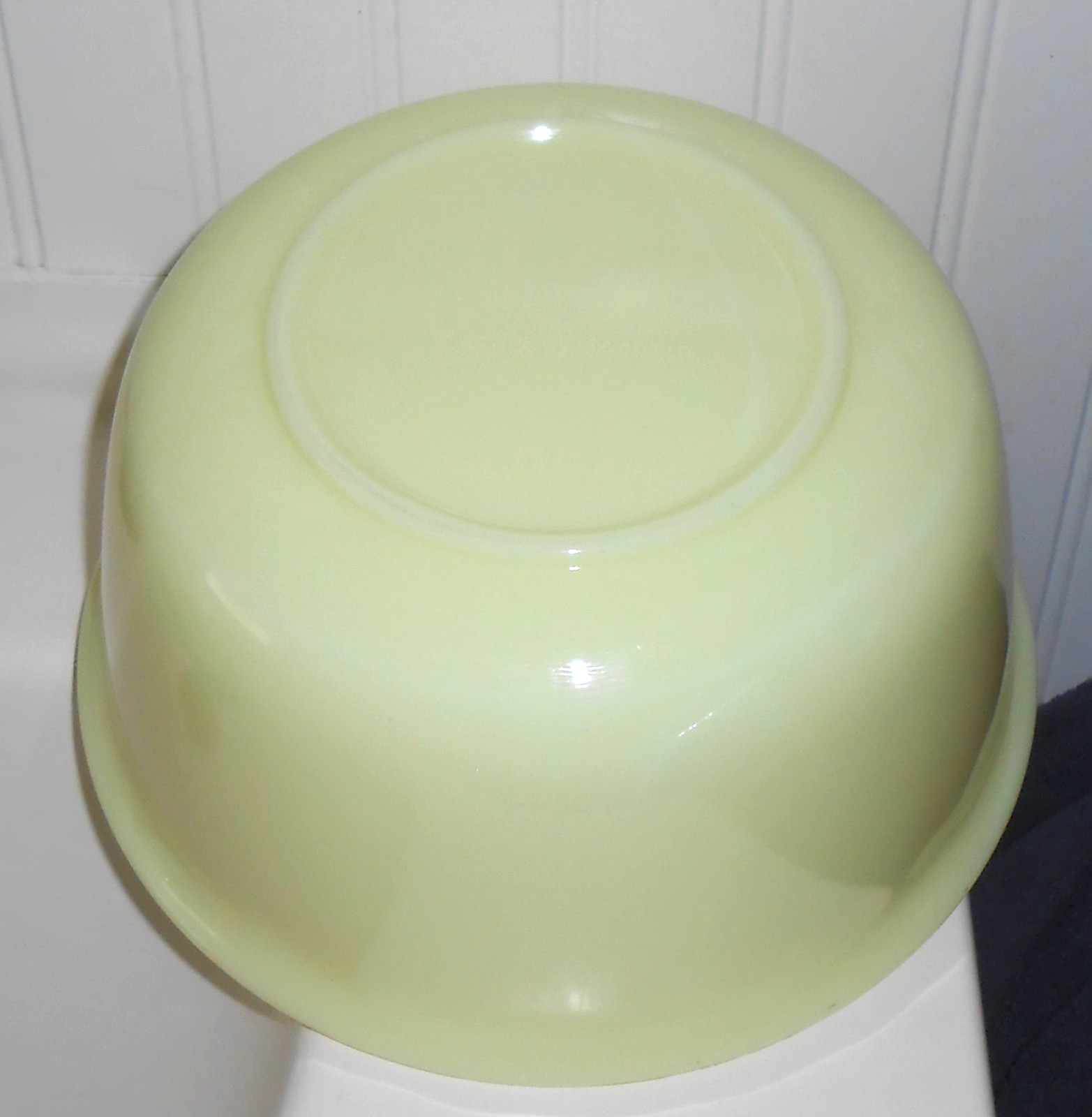VINTAGE HAMILTON BEACH MIXING BOWL – 9″ CHARTREUSE URANIUM GLAZE – RACINE, WI