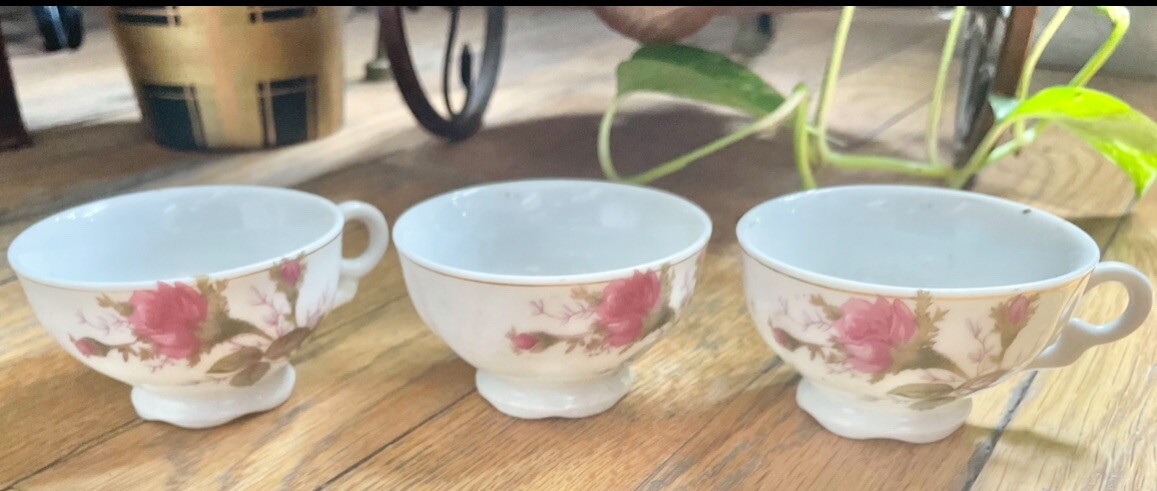 3 Vintage Ceramic Mini Collectible Teacups White & Pink Roses Gold Rim Lot Rose
