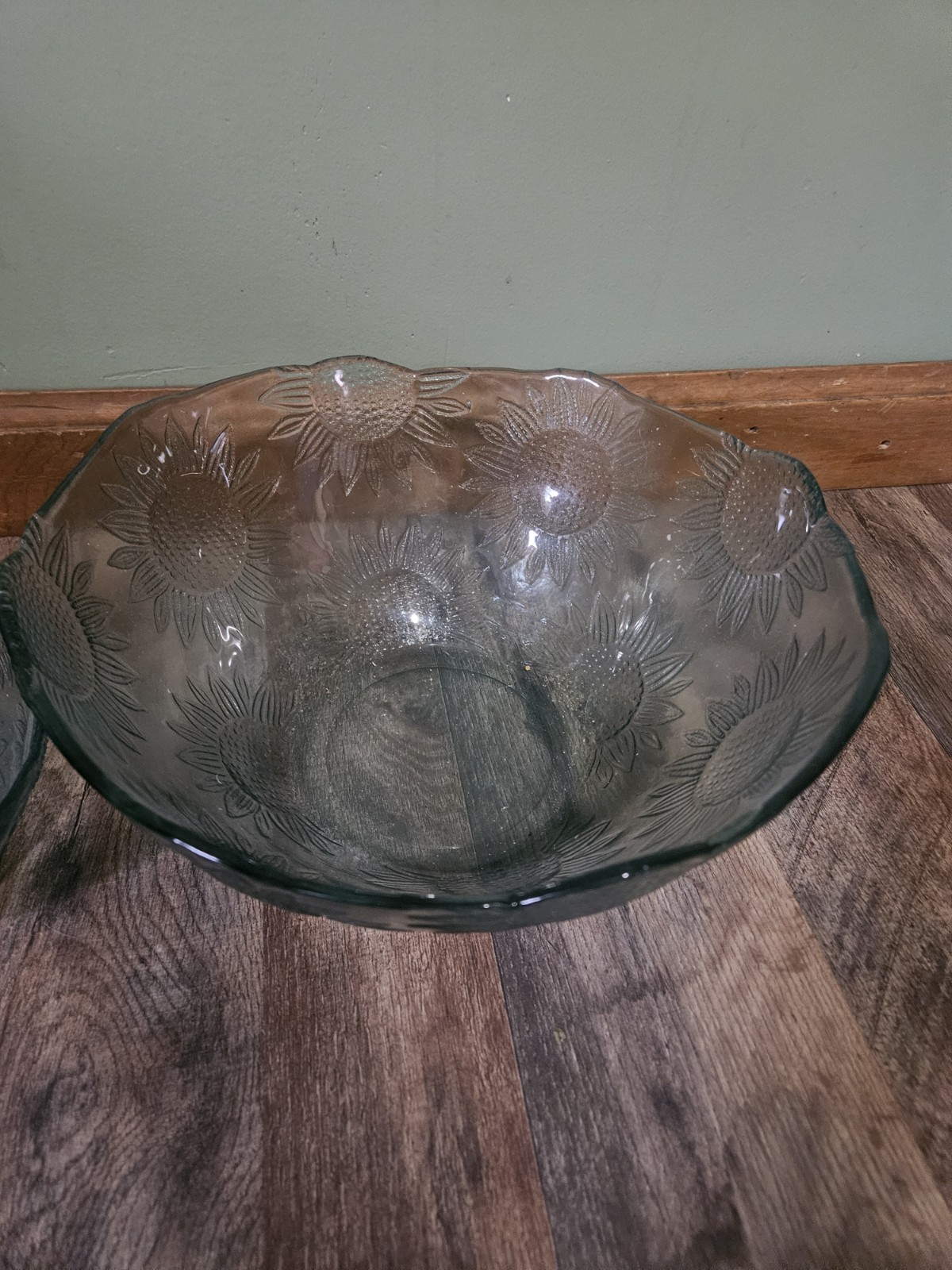 VINTAGE CHIP & DIP BOWL SET Green GLASS Wavy EDGE Flower Bowls No Chips/Cracks