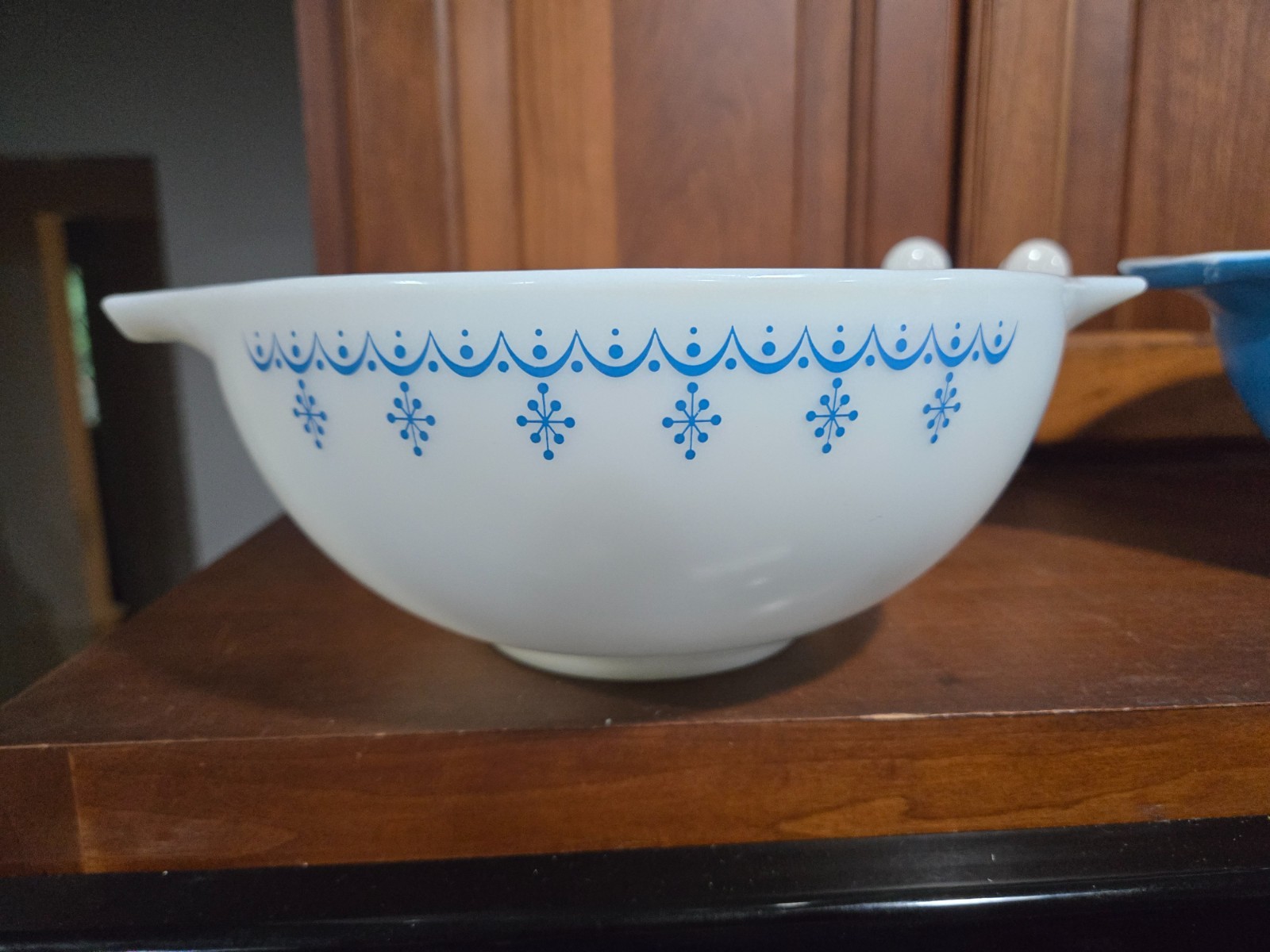 Pyrex 443 (2.5 Qt) & 444 (4 Qt) Snowflake Blue Garland Mixing Bowls – Read