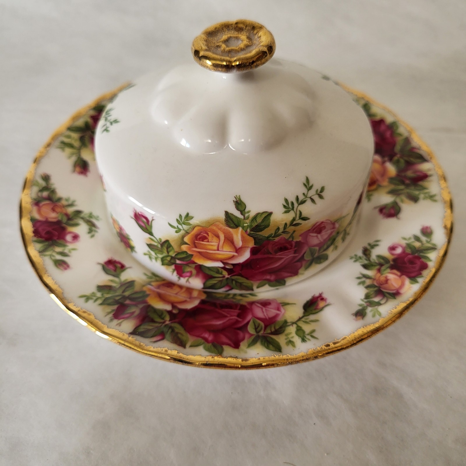 1962 OLD COUNTRY ROSES ROYAL ALBERT ROUND COVERED BUTTER DISH