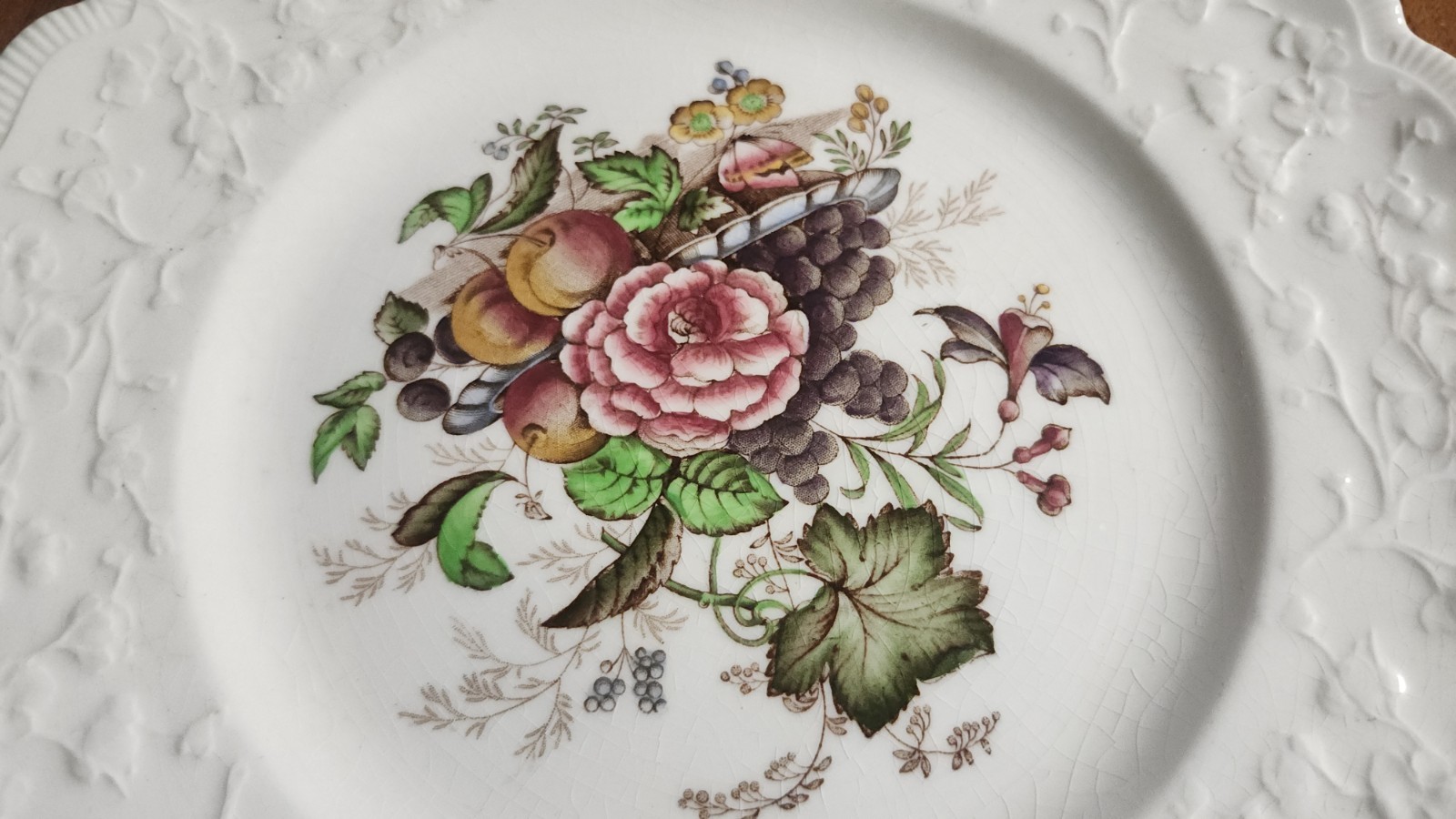 Johnson Brothers Pomona Dover Windsor Flower Fruit Dinner Plate Embossed Edge