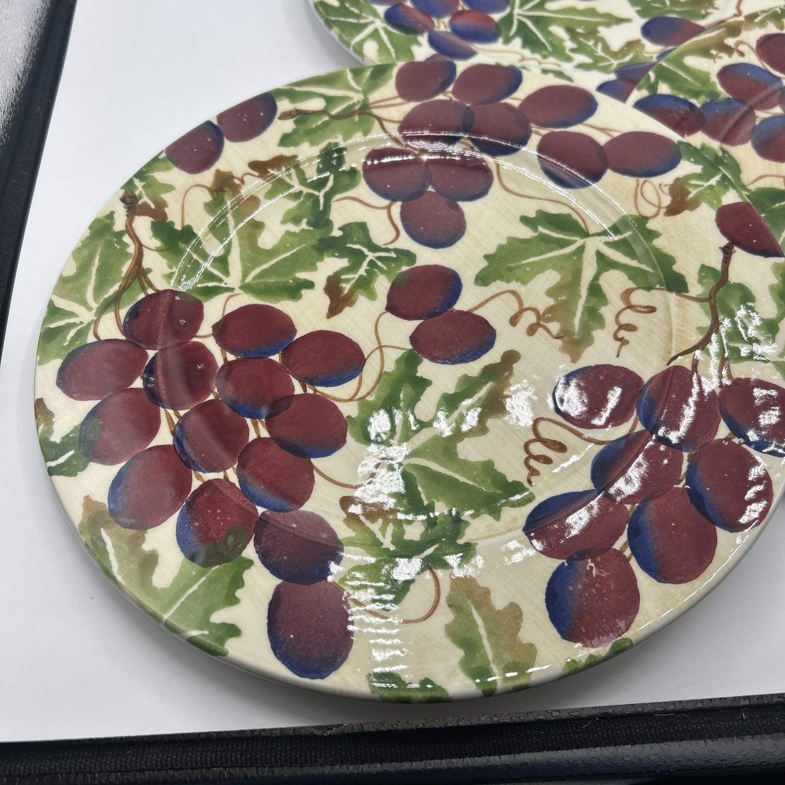Italy La Ceramica VBC Nove Handpainted 11″ Plate With Grapes Vines And Leaves