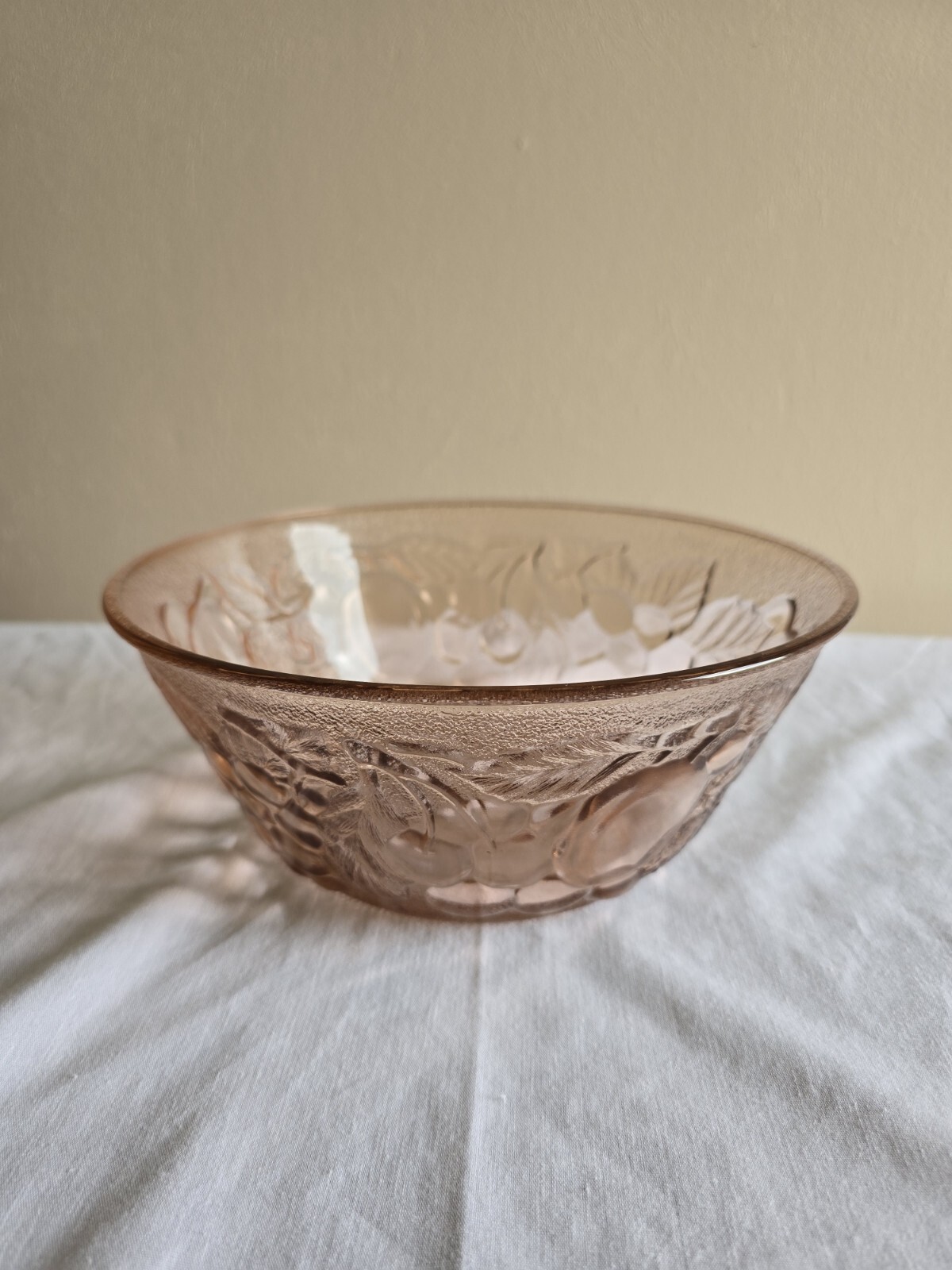 VTG Kig Indonesia Pink Pressed Glass Embossed Fruit Pattern 9″ Serving Bowl