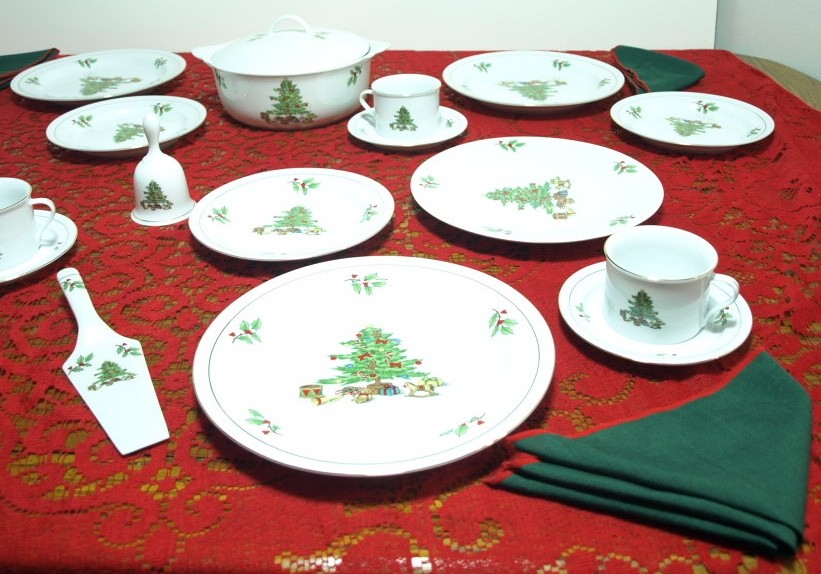 HOLIDAY HOSTESS BY TIENSHAN 26 PIECES 4 PLACE SETTINGS AND 10 EXTRA PIECES “NEW”