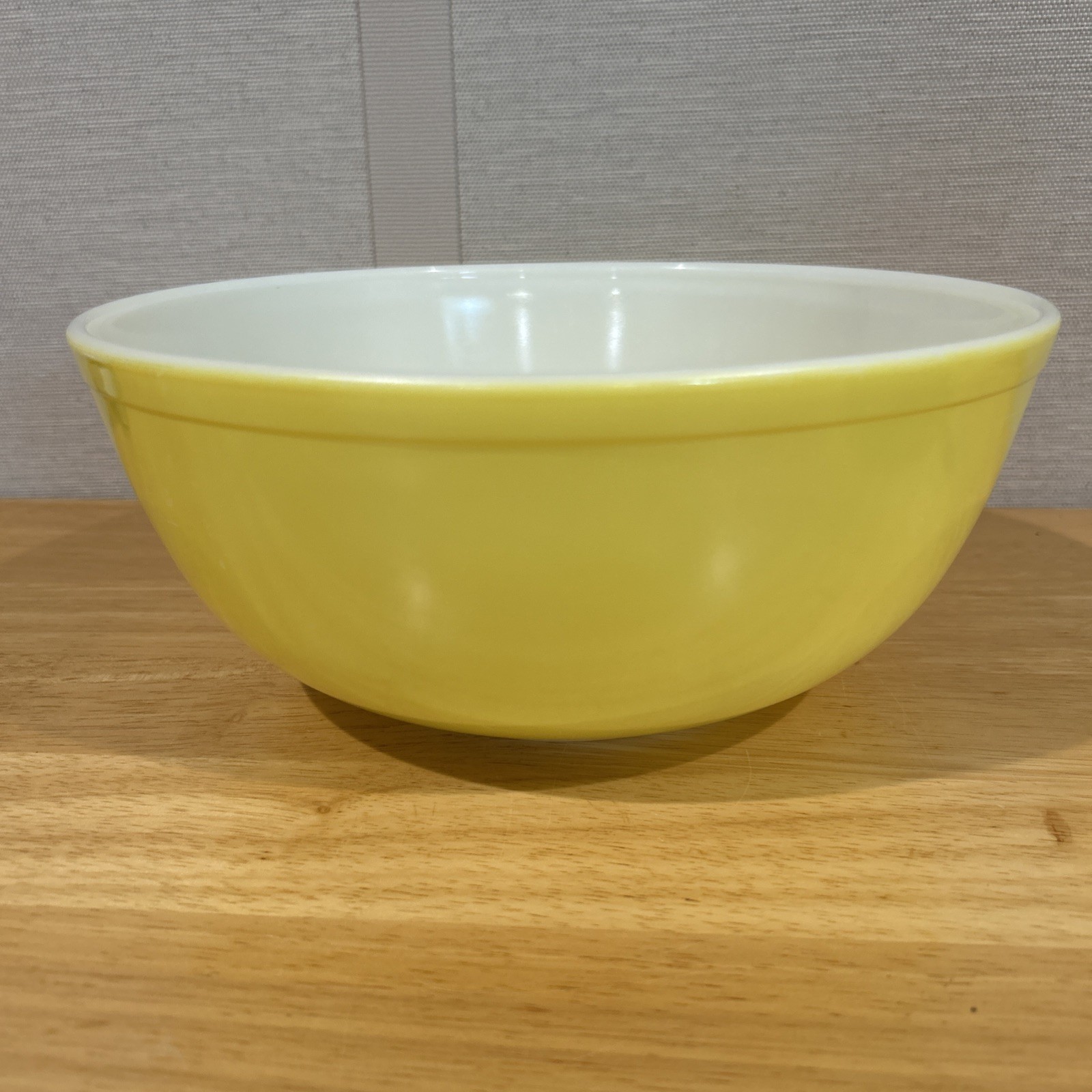Vintage #404 Pyrex Large 10″ Nesting Mixing Bowl Primary Color Yellow 4 Qt