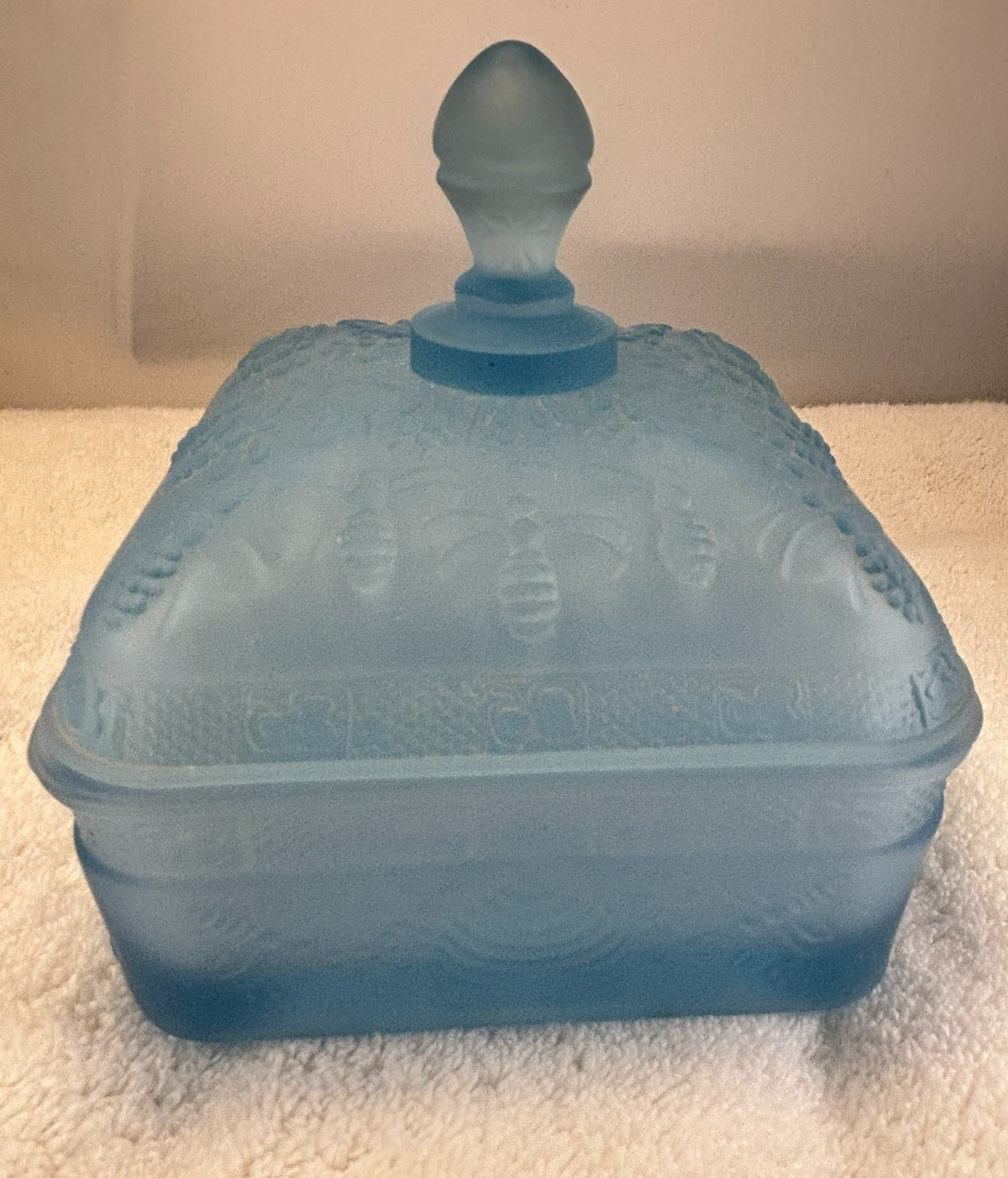 Vtg. Indiana Tiara Frosted Light Blue Bee Box Lidded Candy Dish 1980s – EUC