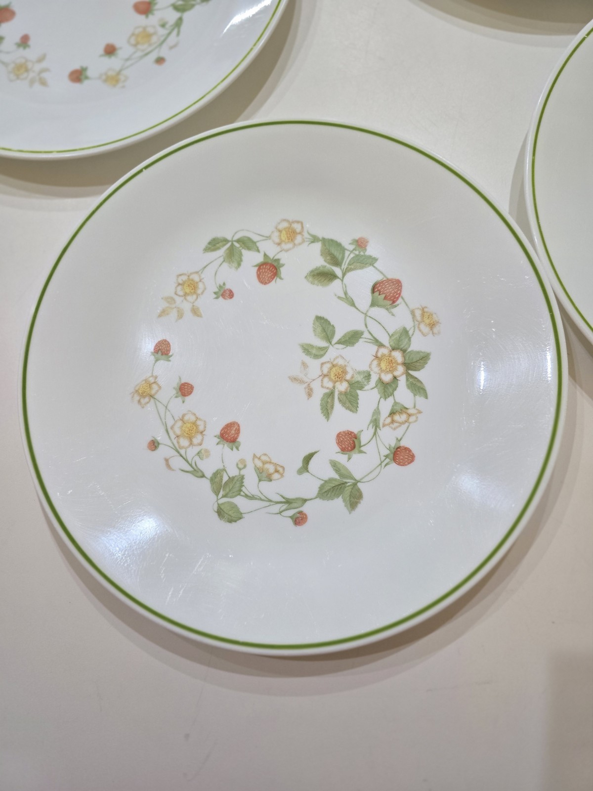 7 Corelle by Corning Strawberry Sunday, 5 10 1/4″ Dinner 2 8 1/4″ Plates VTG
