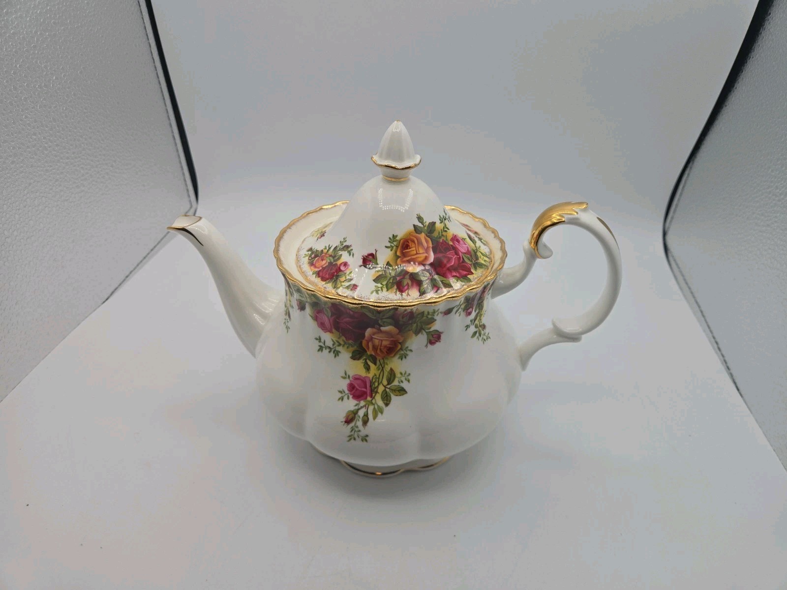 Royal Albert Old Country Roses Tea Pot With Lid 1962 Gold Trim 7.5″