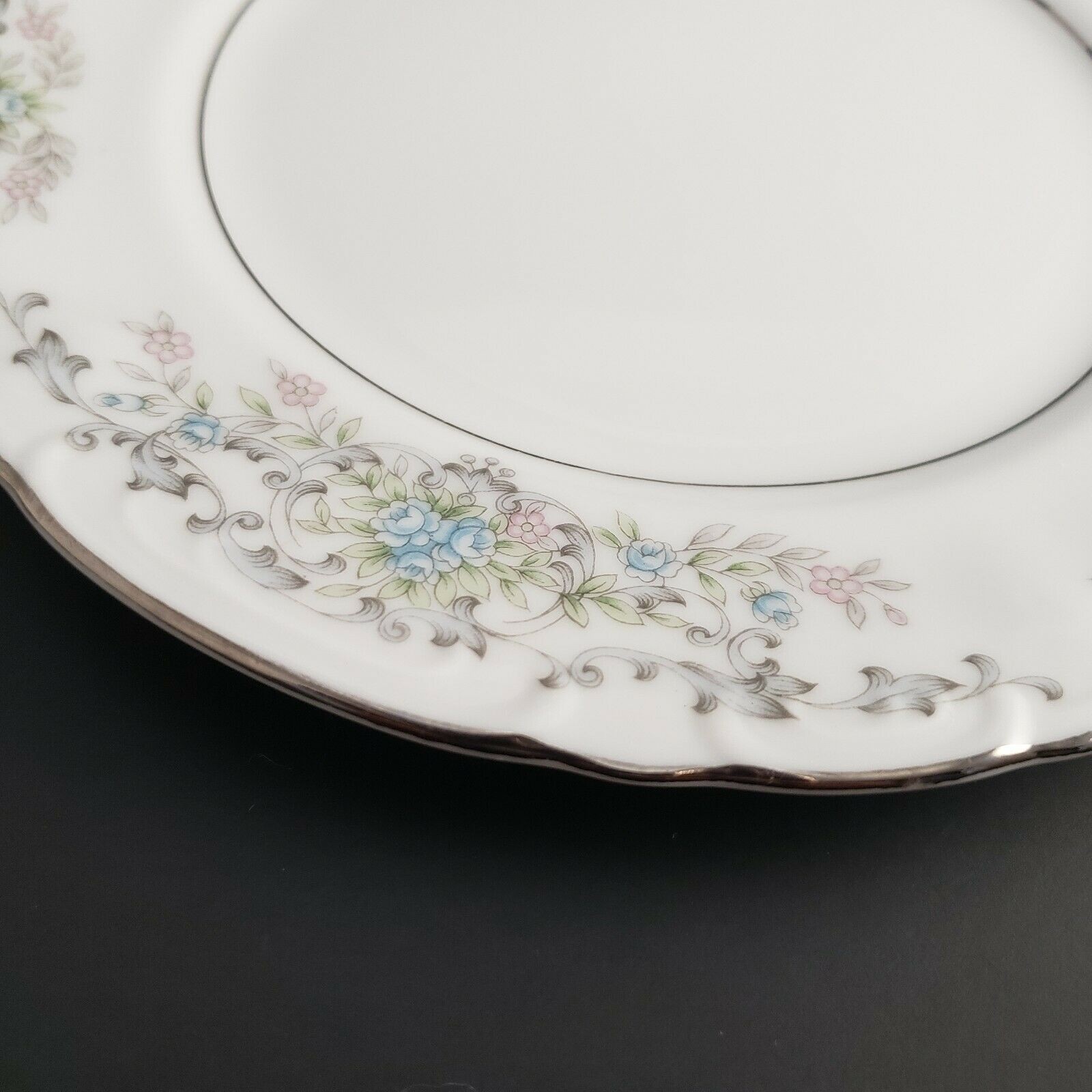 Theresa by NORLEANS 6 Fruit-Dessert Sauce Bowls PLUS 2 bread & butter plates