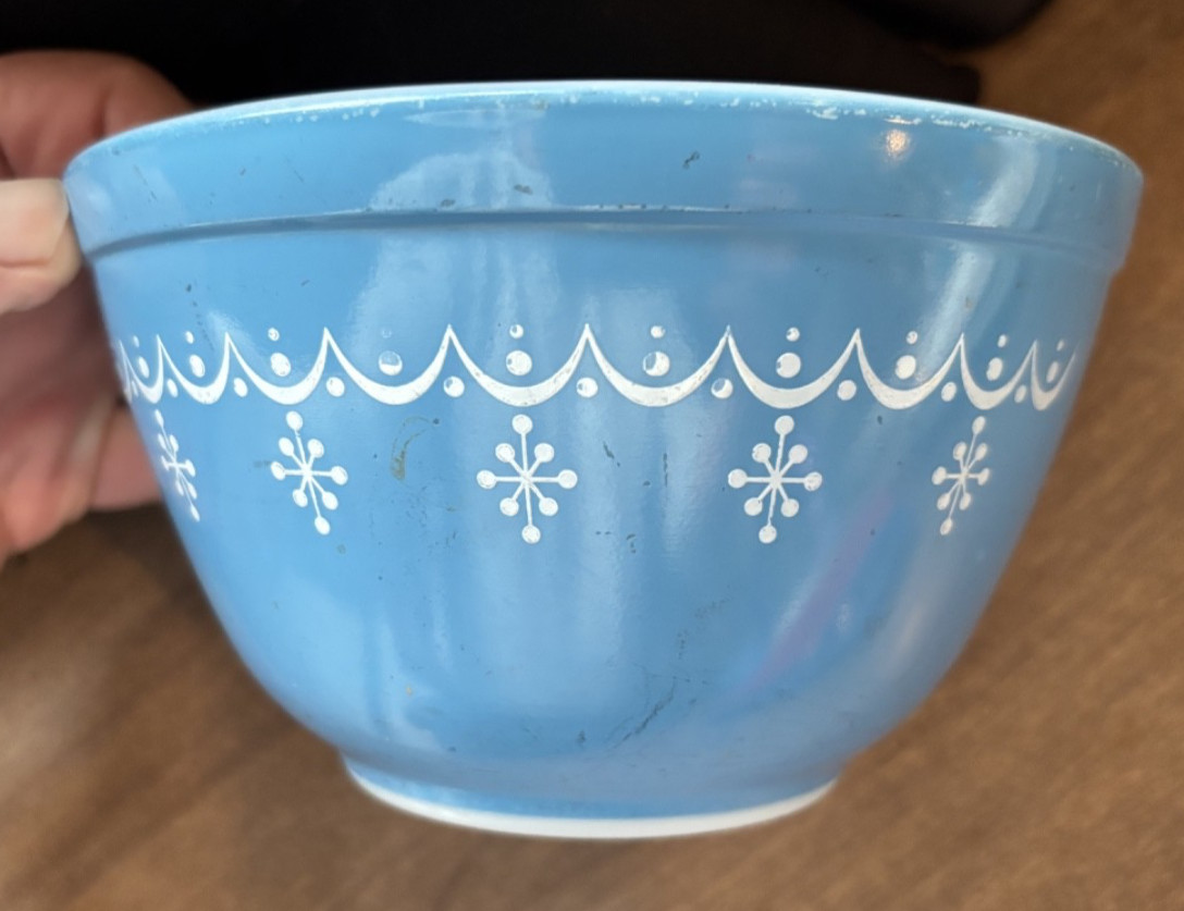 Pyrex Blue w/ White Snowflake 1 1/2Pt 401 Mixing Bowl Good Used Condition