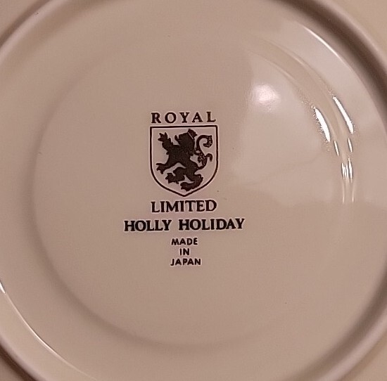 ROYAL LIMITED HOLIDAY HOME FOR THE HOLIDAY 12 PIECE DINNER SET