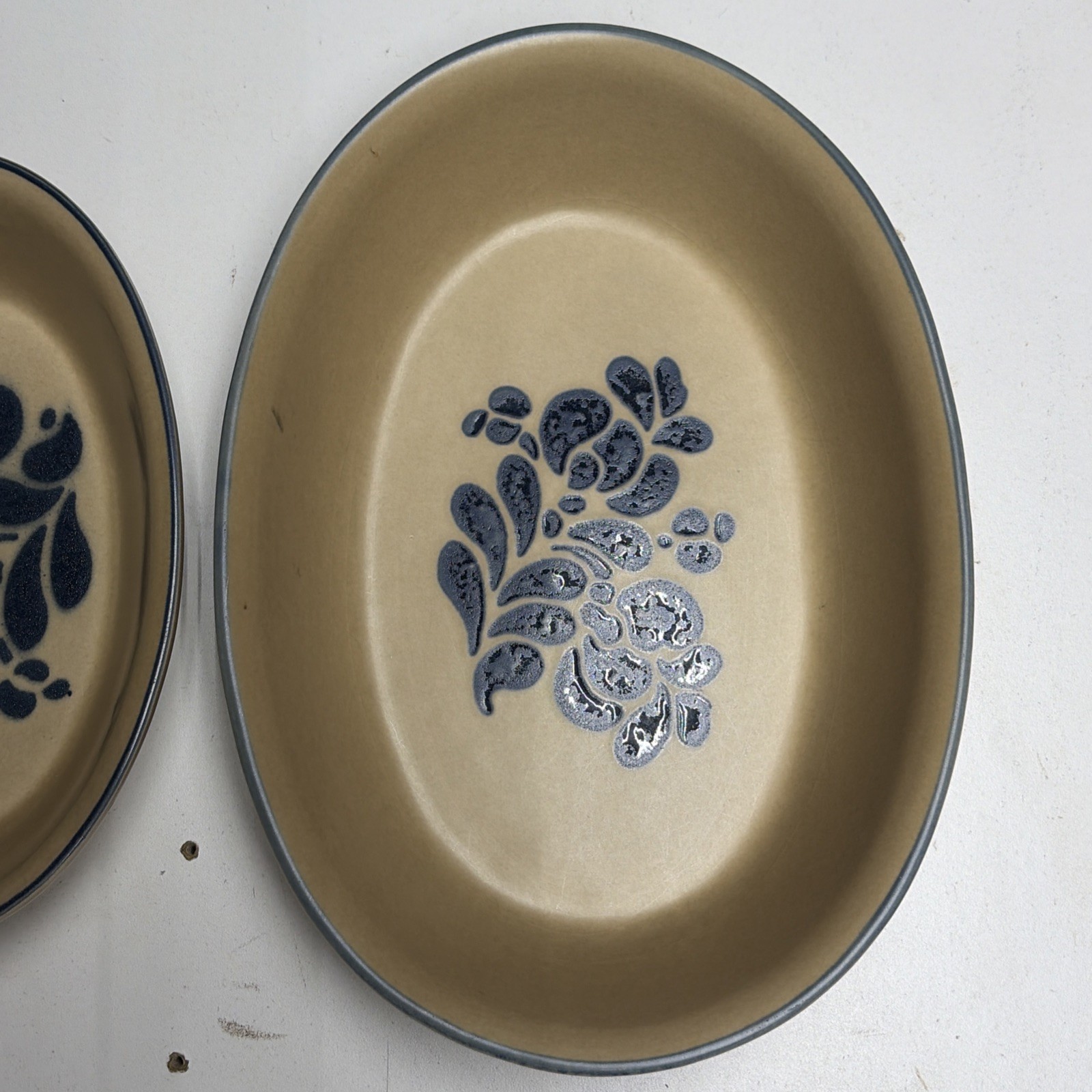 2 Vtg Pfaltzgraff Folk Art Oval Bakers 9.5” & 7.5” 240 & 241