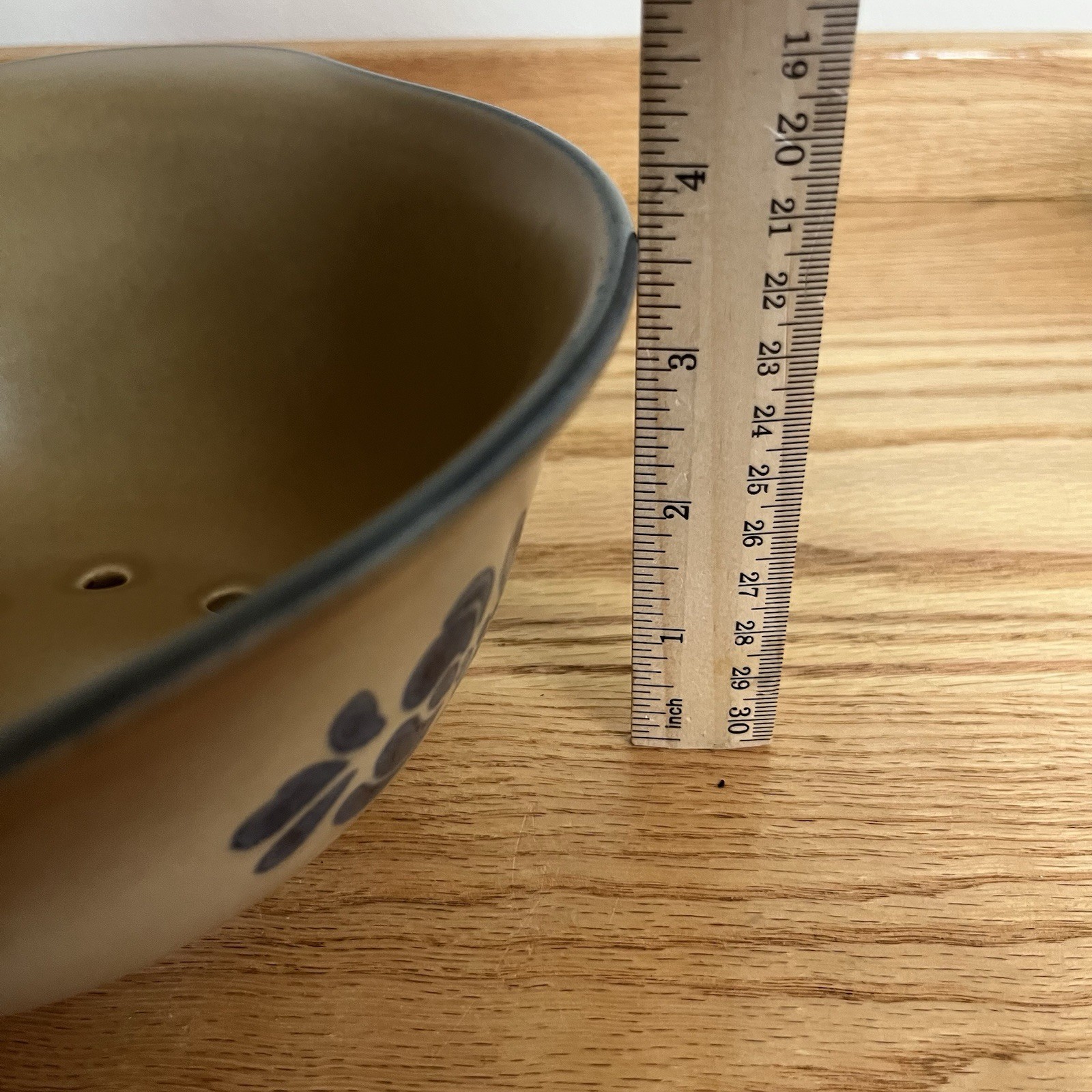 Vintage Pfaltzgraff Folk Art Colander Tan Blue Stoneware Country Kitchen Decor