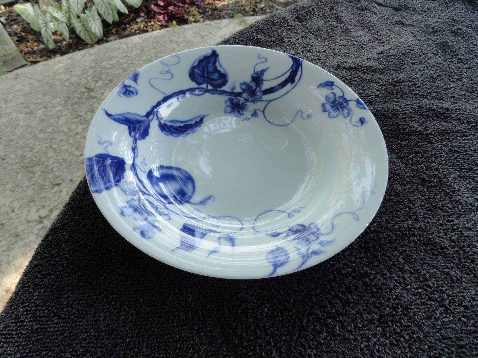 Williams Sonoma Ormonde Blue Fruit and Leaves Blue and White Rimmed Soup Bowl