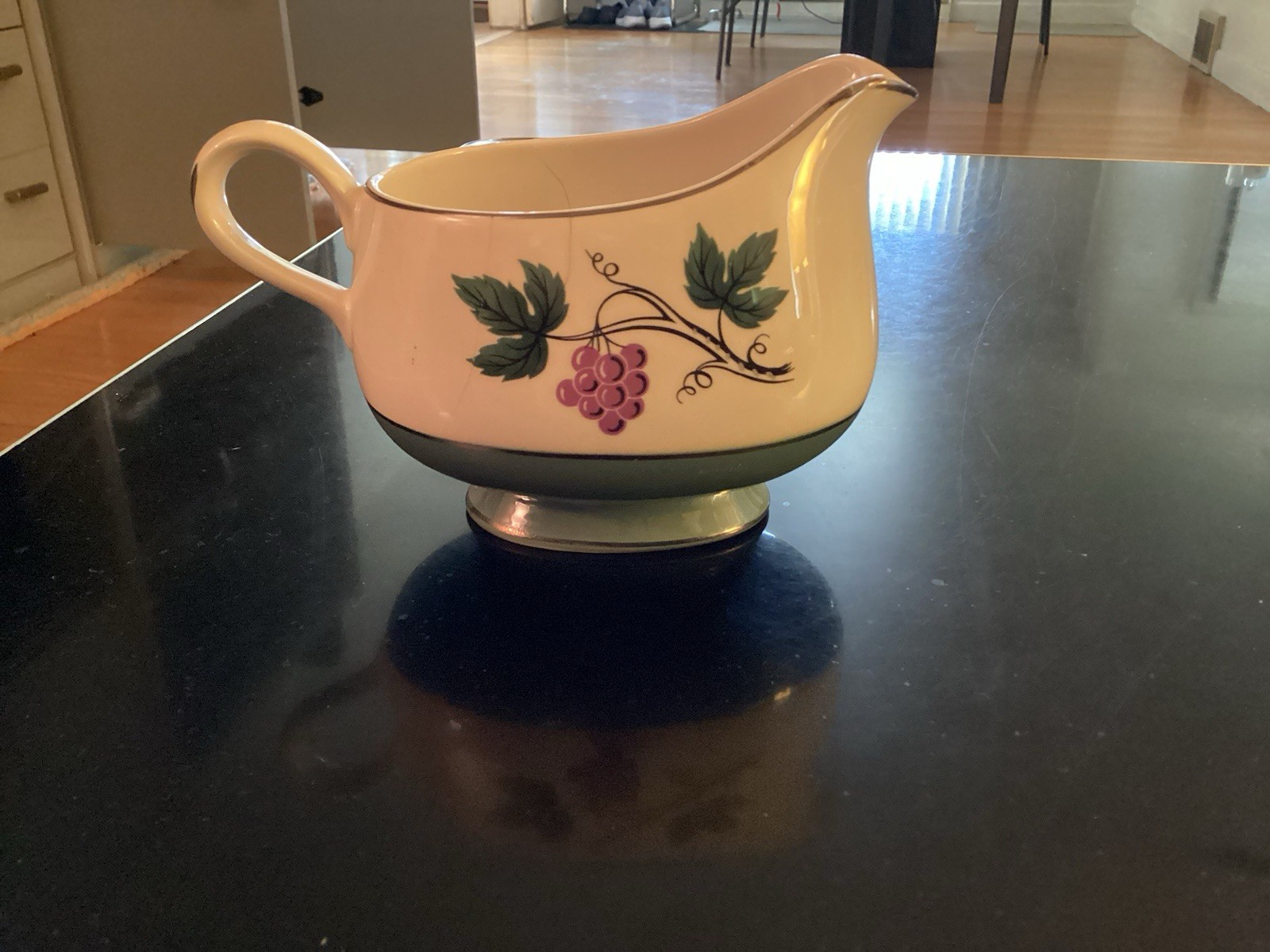 Cavalier Ceramic Gravy Boat Grapes Pattern White/Green/Purple Glossy M53N6