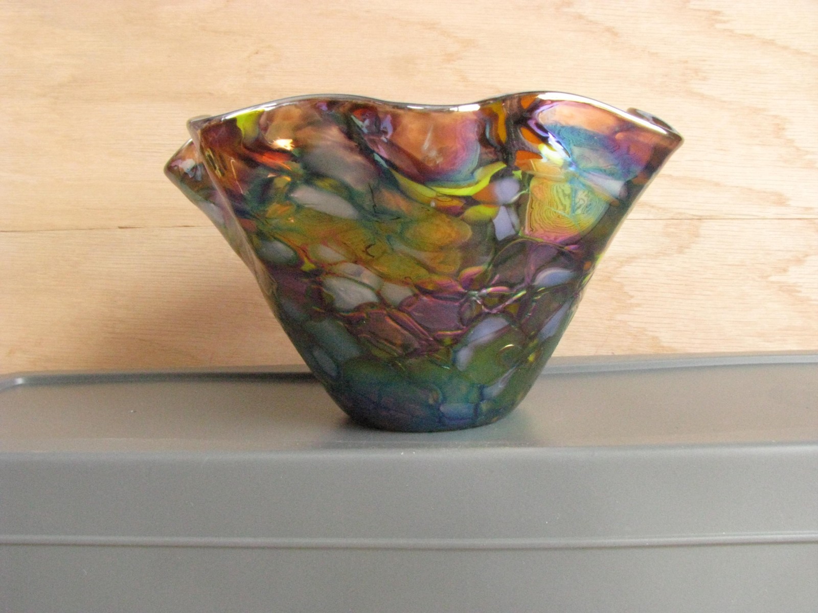 GLASS EYE STUDIO Ruffled Bowl Dish PURPLE GREEN BLUE Iridescent CARNIVAL Mosaic