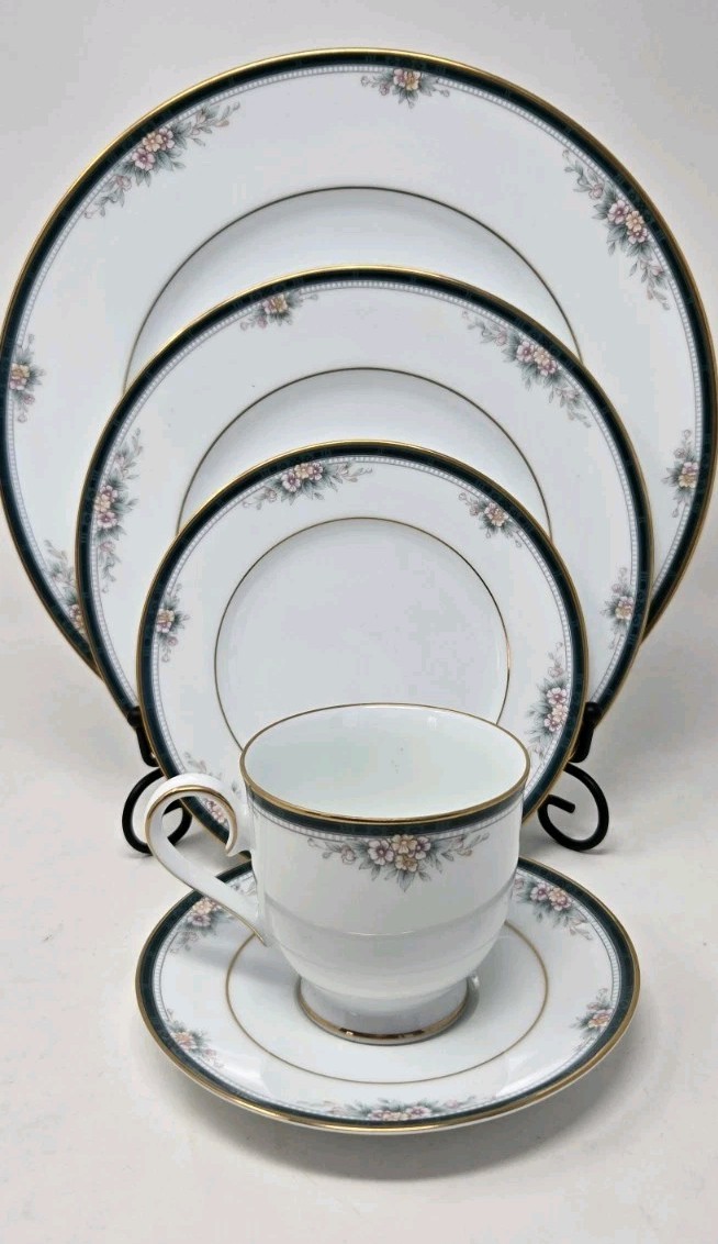 Noritake Landon 4111 Bone China 5-Piece Place Setting Floral Green & Gold Trim