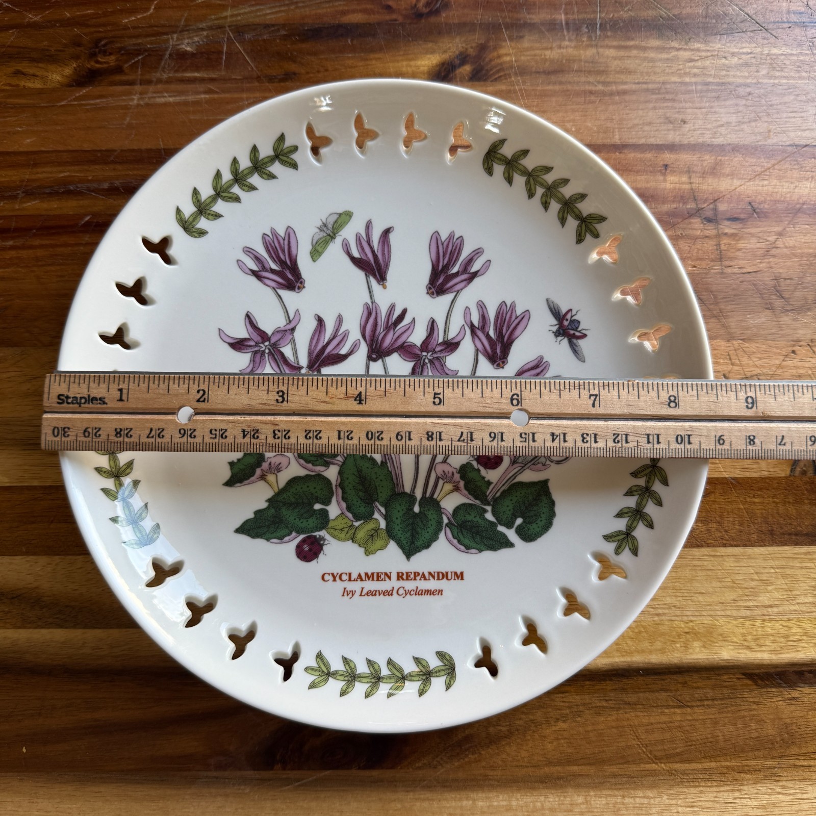 Botanic Garden by Portmeirion Rare Pierced Edge 8.5″ plate-Ivy Leaved Cyclamen