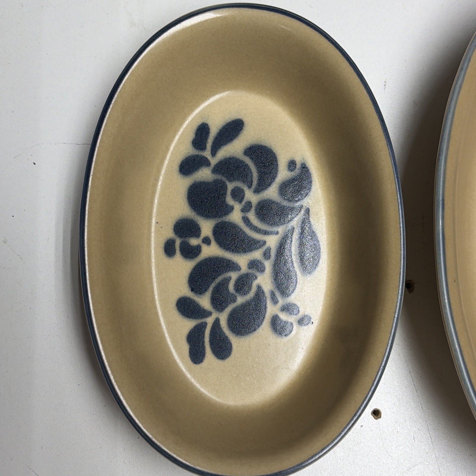 2 Vtg Pfaltzgraff Folk Art Oval Bakers 9.5” & 7.5” 240 & 241