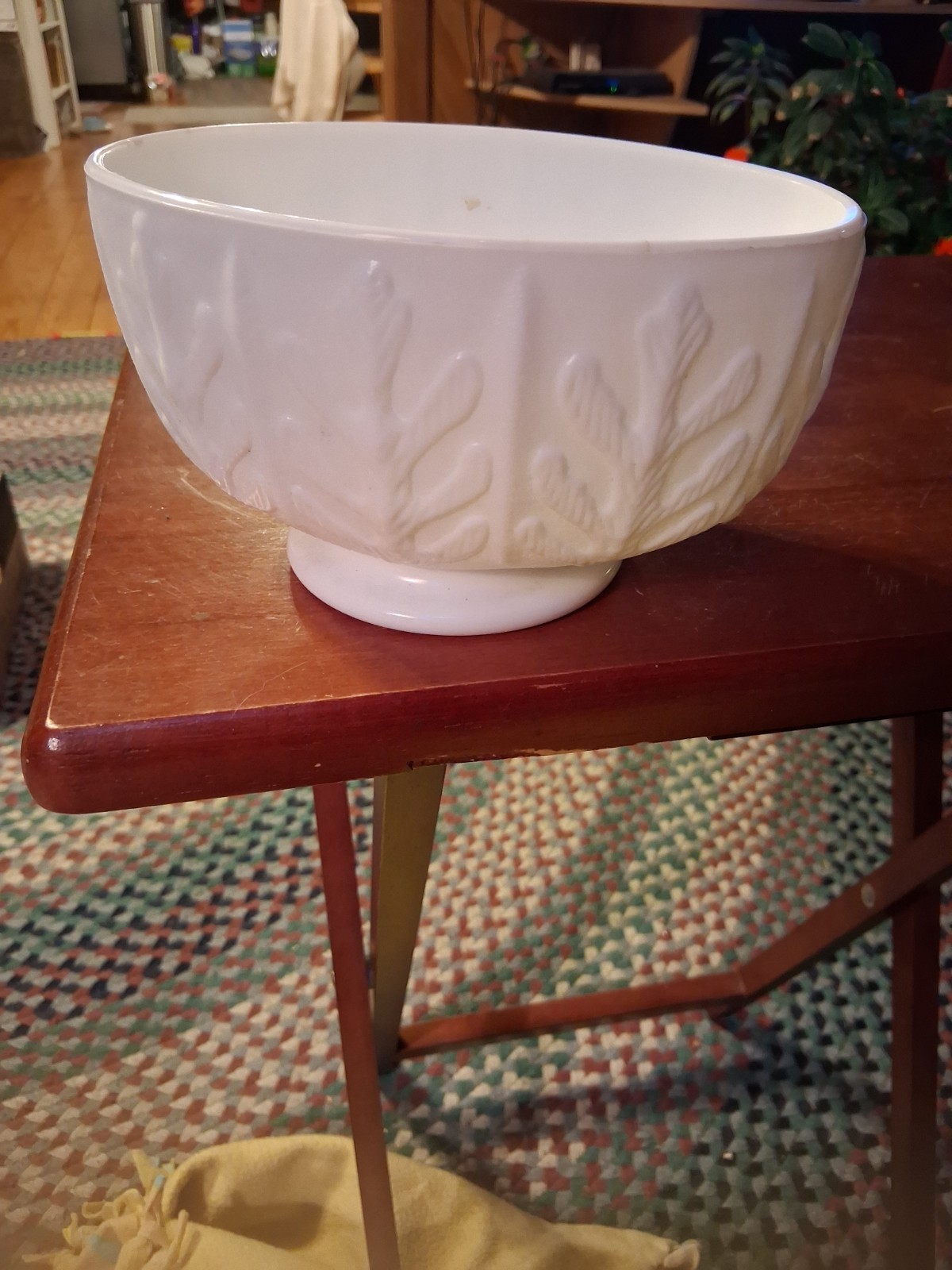 White Milk Glass Oak Leaf Oval Low Footed Bowl / Planter – FTD 1975 (2672)