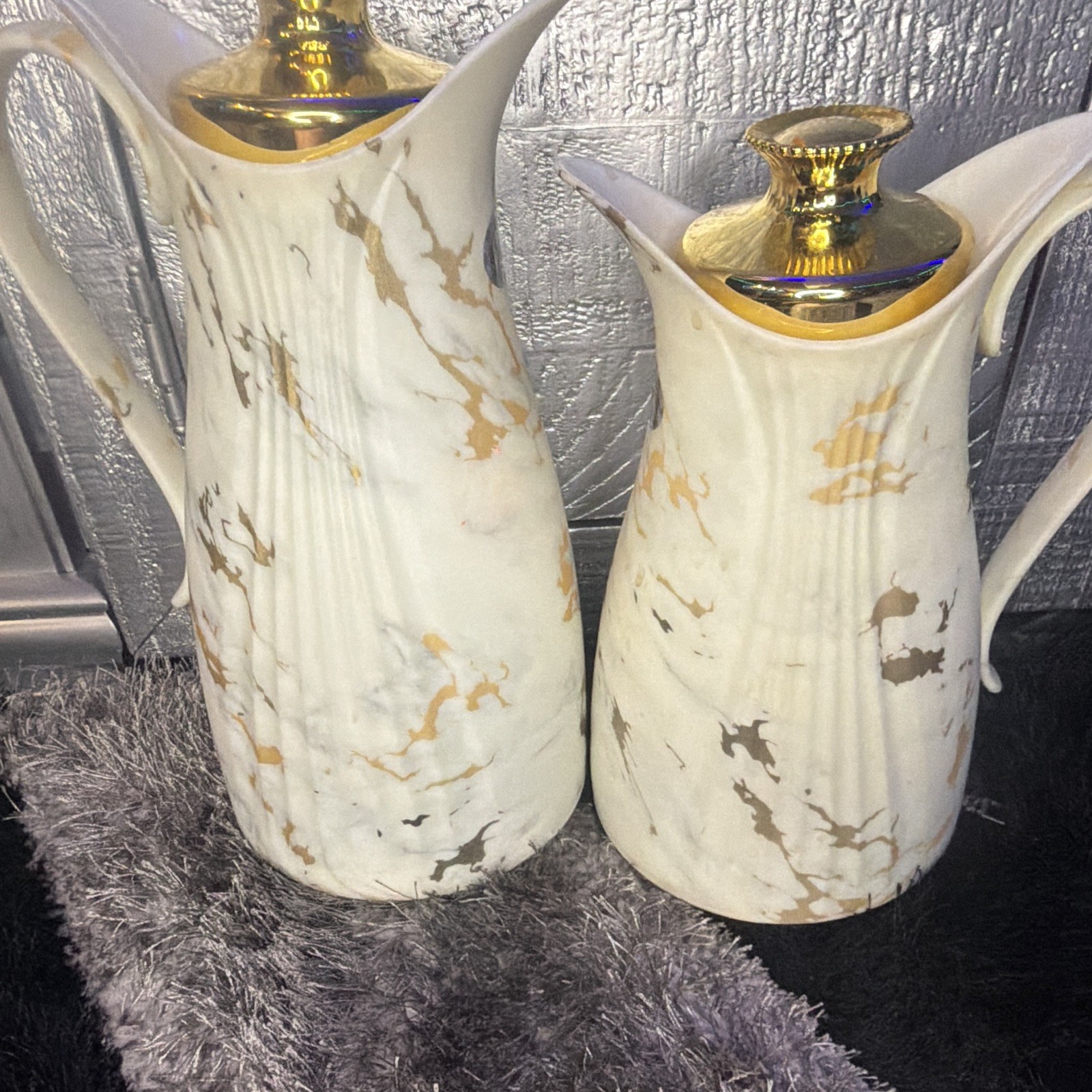 Unmarked 2pc Ceramic Marble Pitcher Set Glossy Gold Lids 0.7L/1.0L