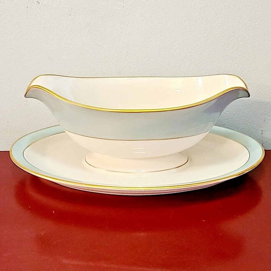 Pickard Seafoam Creamy White 22K Gold Malvern Sauce / Gravy Boat w Under Plate