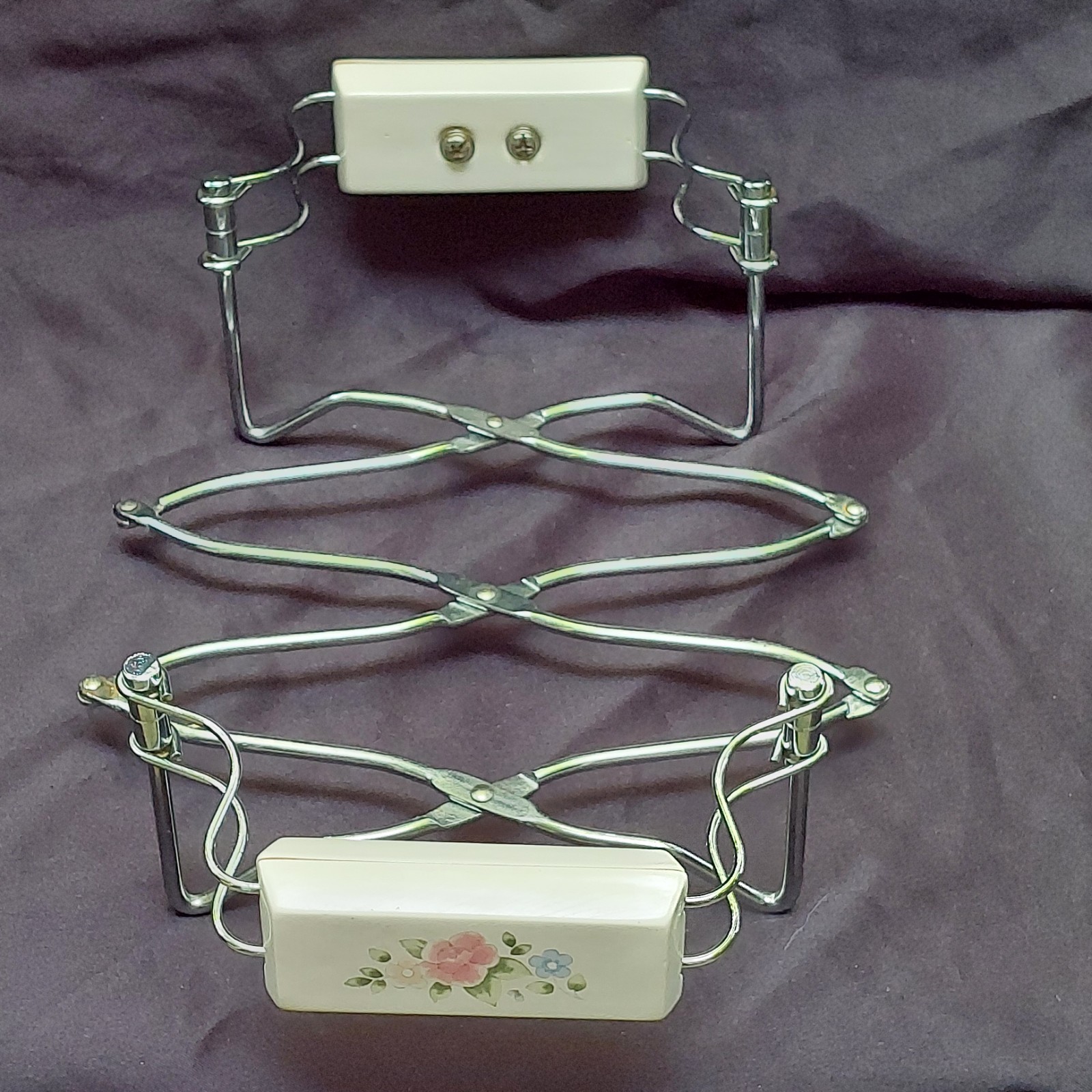 Pfaltzgraff “Yorktowne” Steel Adjustable Accordion Casserole Holder With Handles
