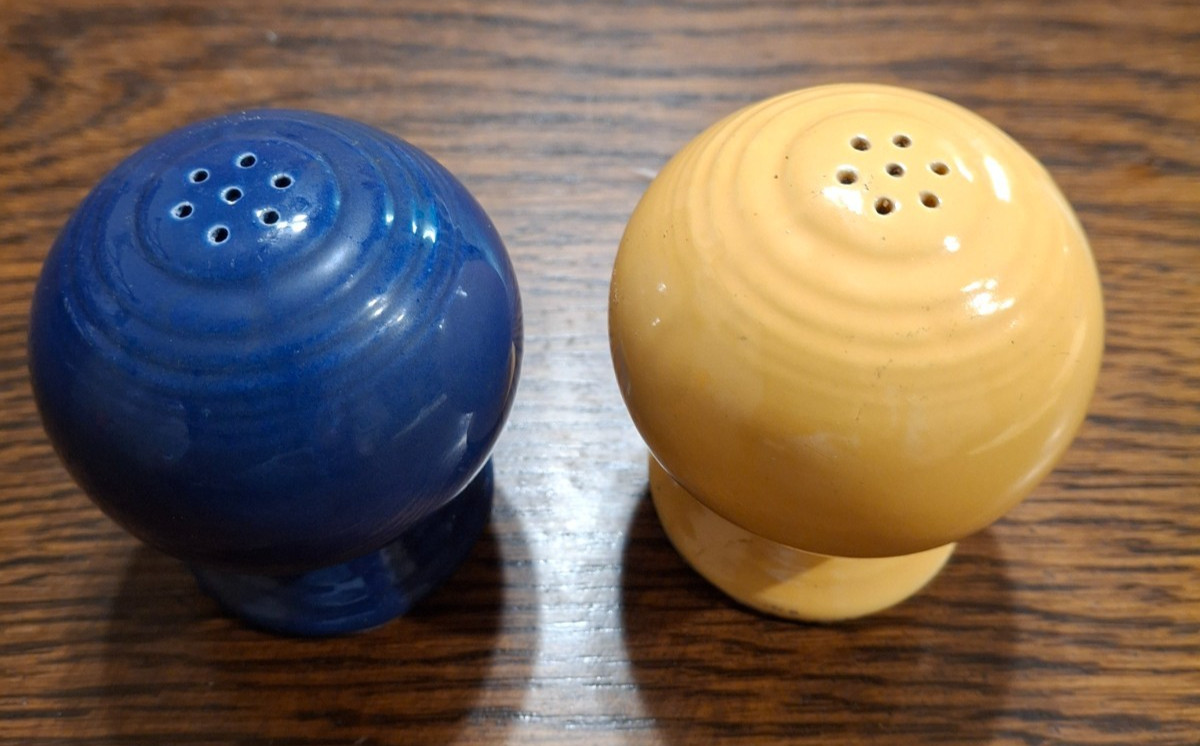 Vintage Homer Laughlin Fiestaware Lt Yellow & Cobalt Blue Ball Shakers (RT871)