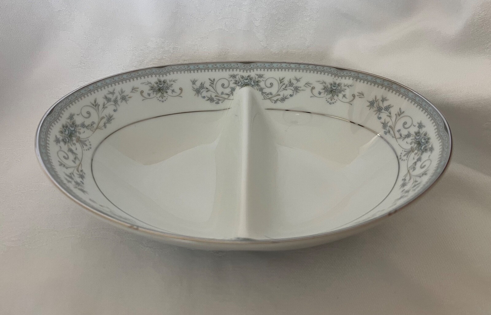 Noritake COLBURN – 10″ Oval Divided Vegetable Bowl – Blue roses design