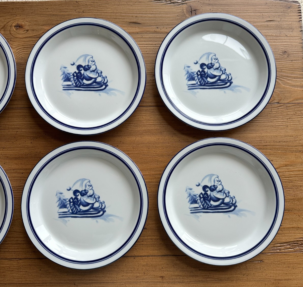 Dansk Bistro Christmas 8 3/4″ Lunch / Salad Plates Set of 8 Santa Blue White Exc
