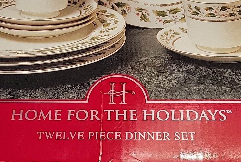 ROYAL LIMITED HOLIDAY HOME FOR THE HOLIDAY 12 PIECE DINNER SET