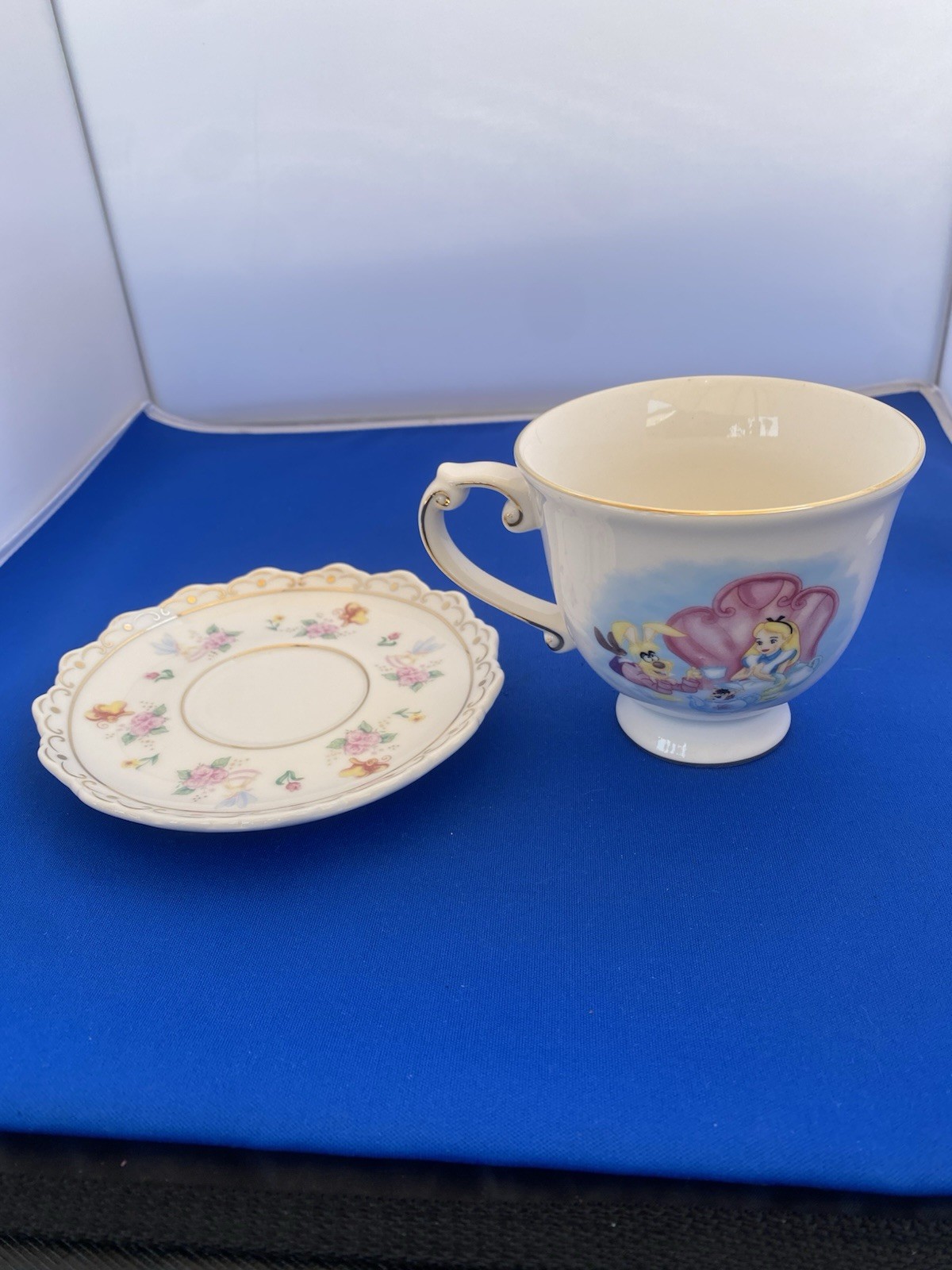 ALICE IN WONDERLAND Tea Cup & Saucer Set Disneyland Excellent Cond. L@@k L@@K!!