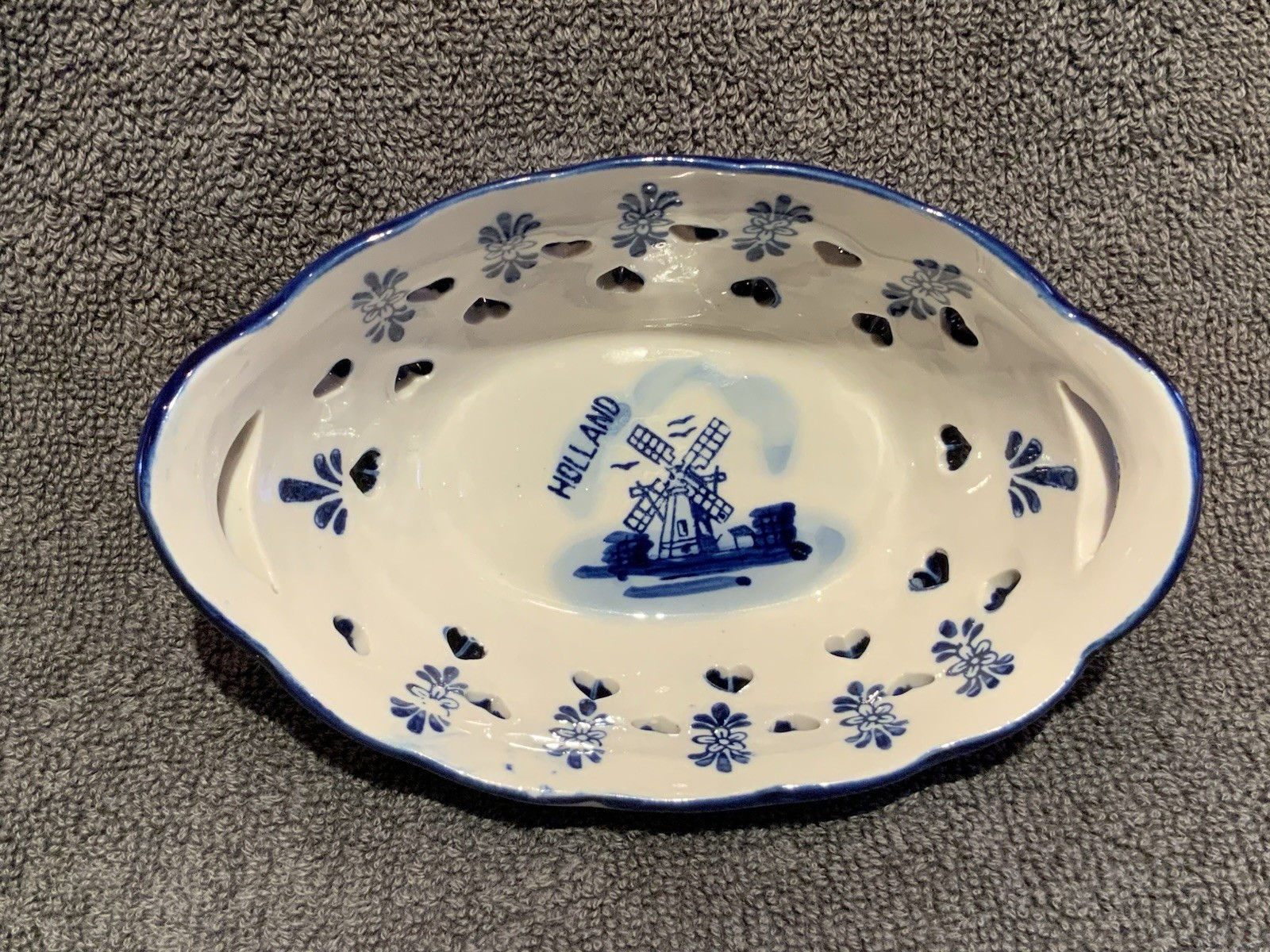 Vintage Hand Painted Delft Blue Oval 5”L x 3.25”W x 1 7/8”H Trinket Dish