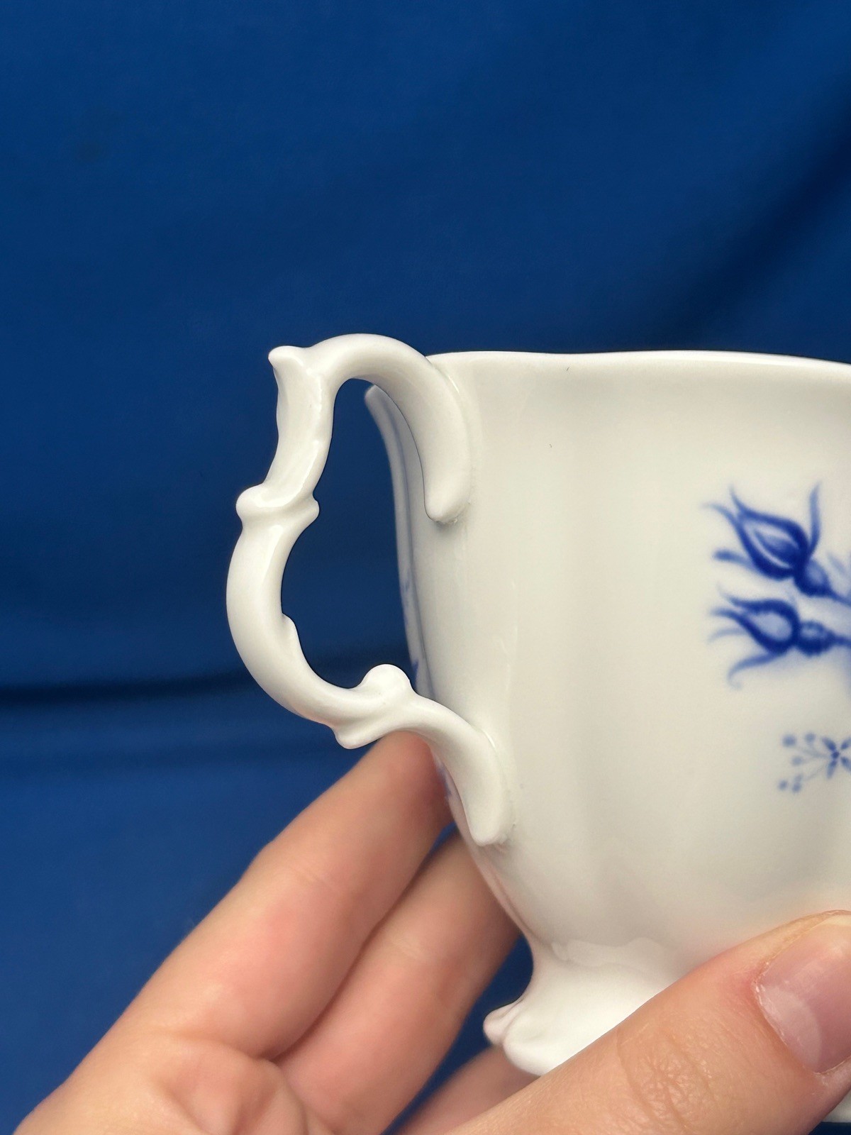 ROYAL ALBERT, CONNOISSEUR- SET OF 4 CUPS & SAUCERS ENGLISH BONE CHINA BLUE WHITE