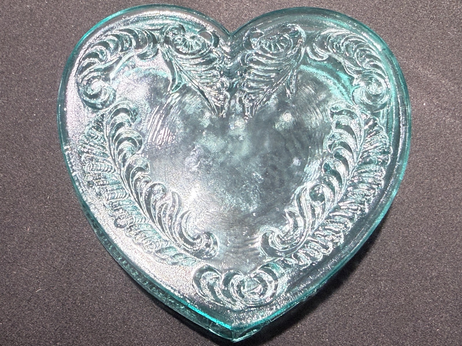 Green Vaseline Uranium art glass Heart Powder makeup box candy dish jewelry glow