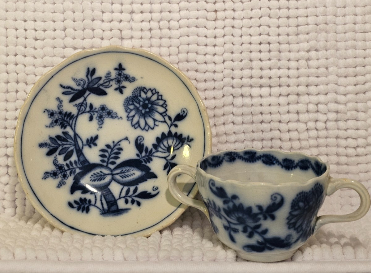 BARGAIN Bouillon cup w/saucer and lid, DAMAGED, Blue Onion