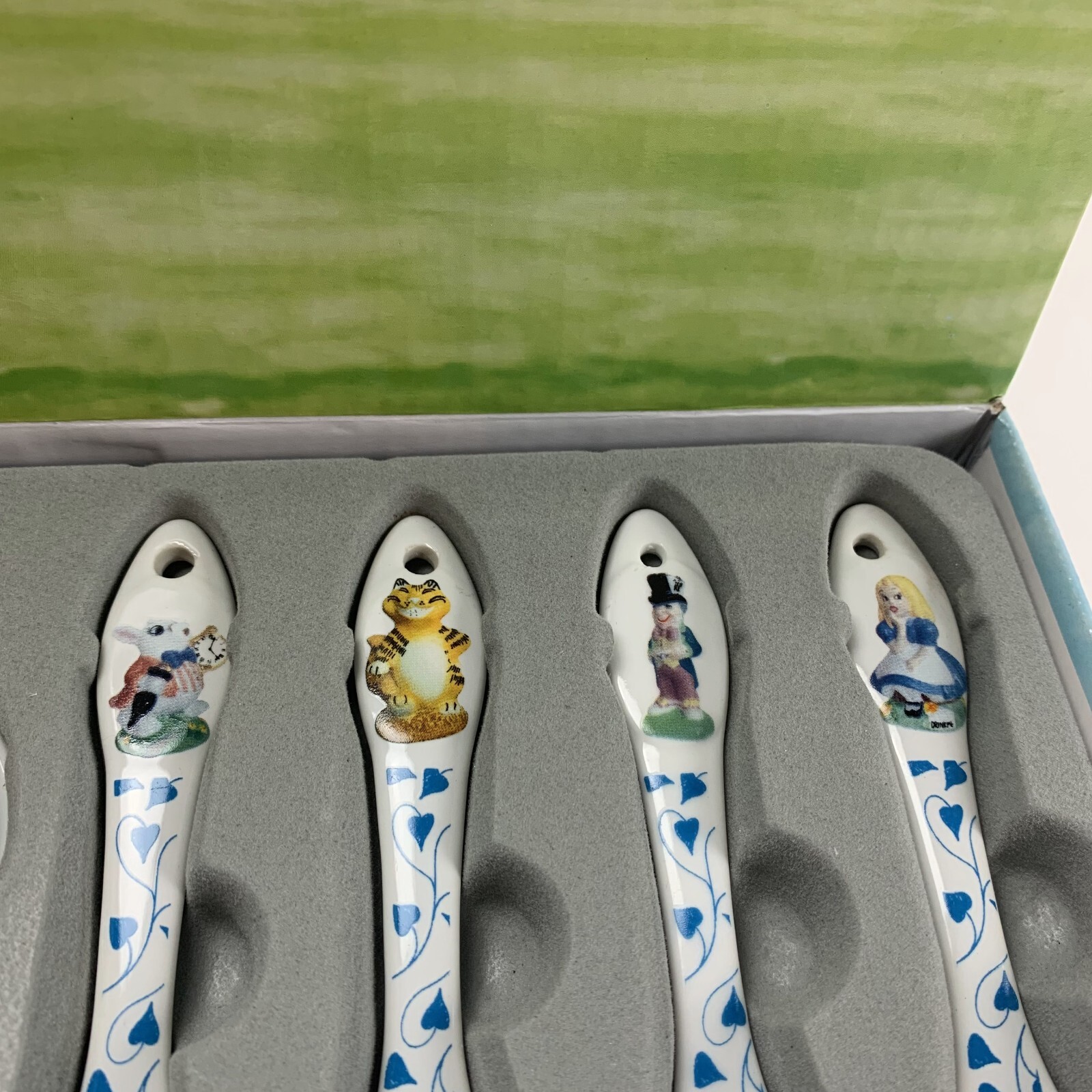 Cardew Design Alice in Wonderland Ceramic Basket and Set of 4 Spoons White 6198