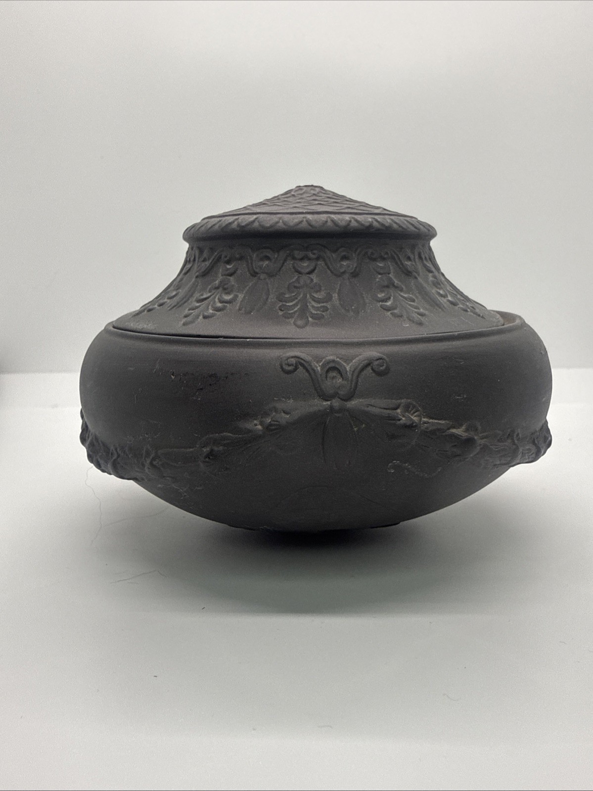 Antique English Black Basalt Porcelain Neoclassical Sugar Bowl Pot Lid (Flaws)