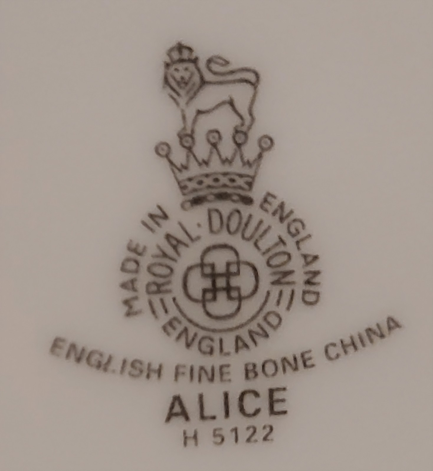 ROYAL DOULTON ALICE RIMMED SOUP BOWL 8 1/8″ SET OF 4 ENGLAND