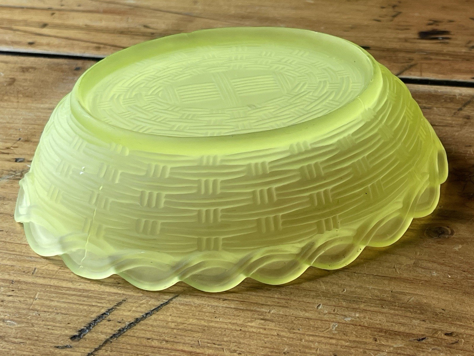HEN ON NEST 7″ YELLOW FROSTED VASELINE URANIUM GLASS Canary BASKET WEAVE BASE