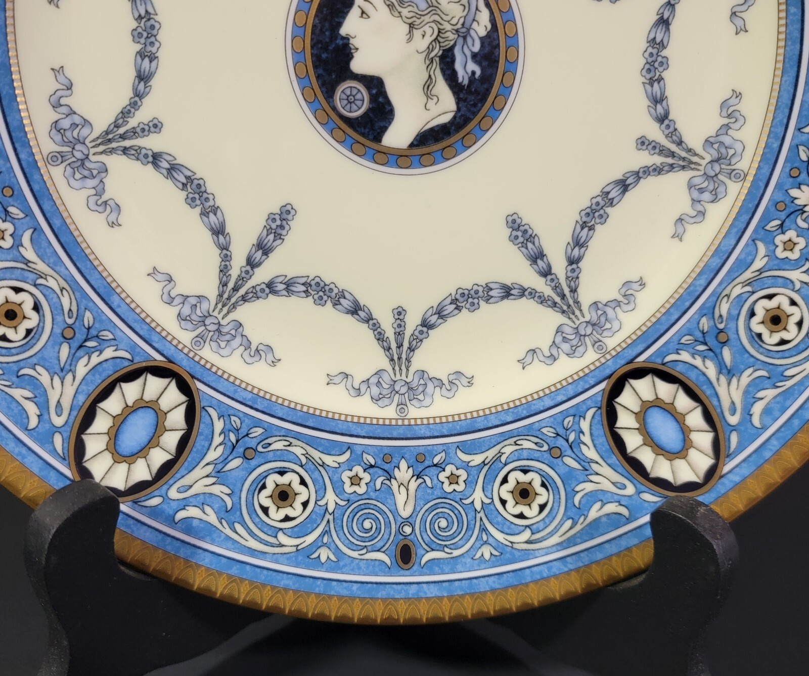 Wedgwood Madeleine 8 1/8″ Salad Plate with Center Medallion *Pristine Condition*