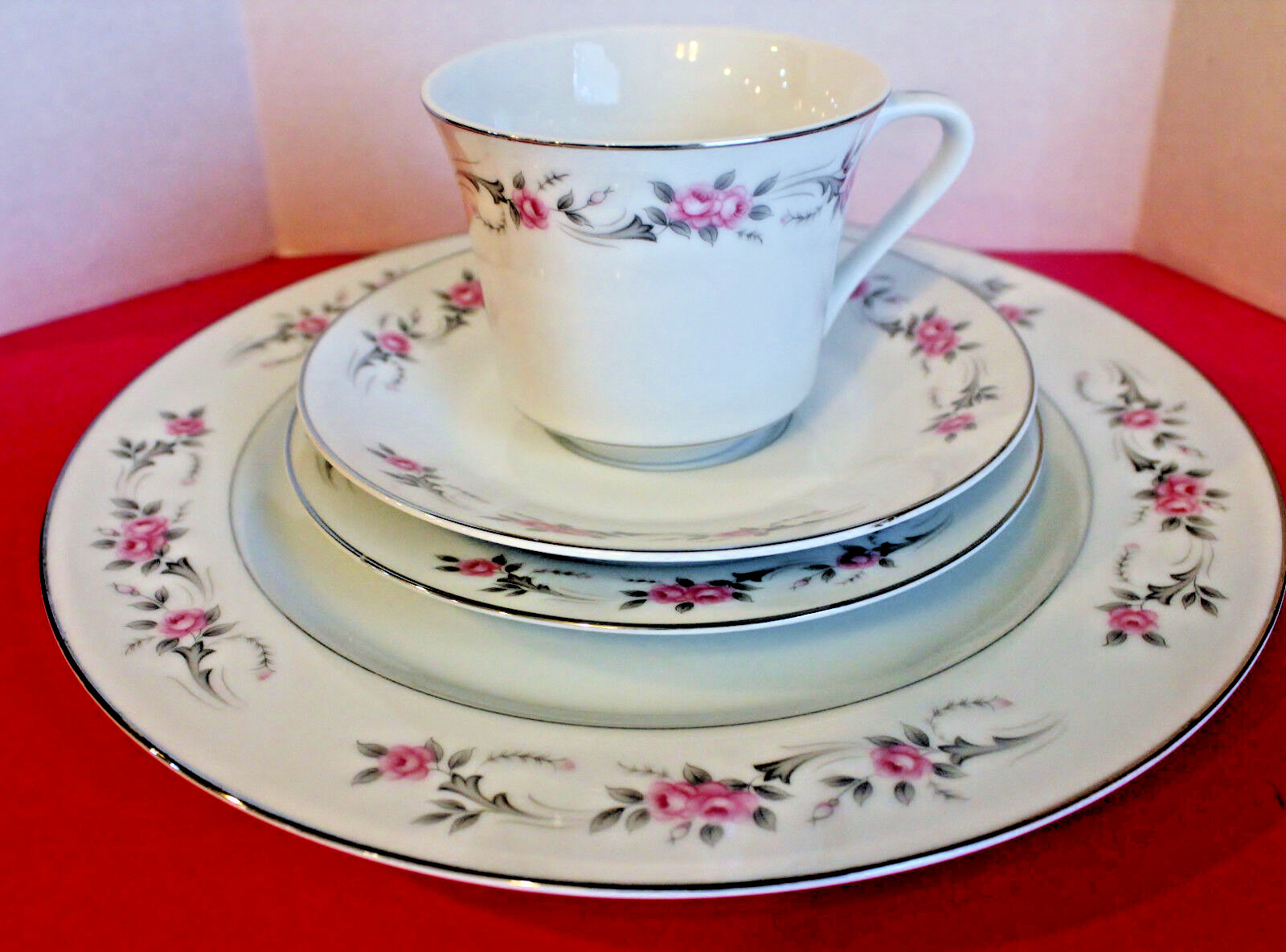 DIAMOND CHINA PAGEANT PATTERN 4 Piece Place Setting