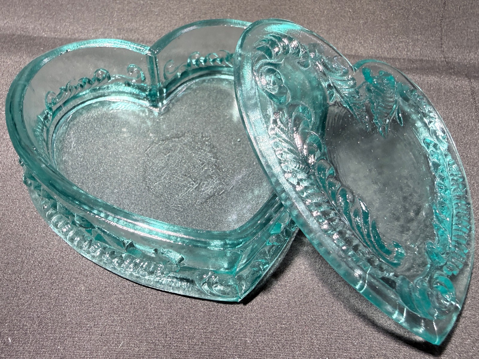 Green Vaseline Uranium art glass Heart Powder makeup box candy dish jewelry glow