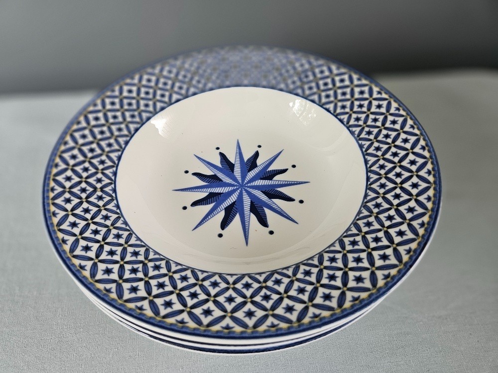 Victoria & Beale Williamsburg Soup Bowls Set of 4 Cobalt Blue Yellow White 8.5″