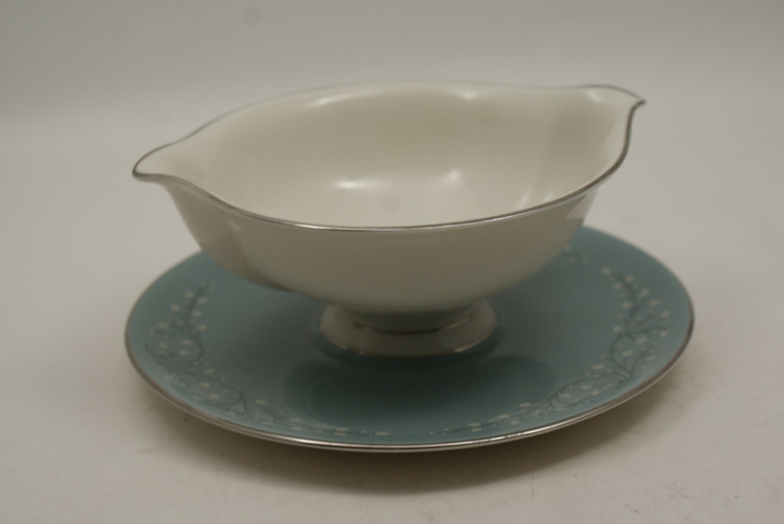 Syracuse Minuet Off White Leaves On Blue Platinum Trim Gravy Boat Plate Attached