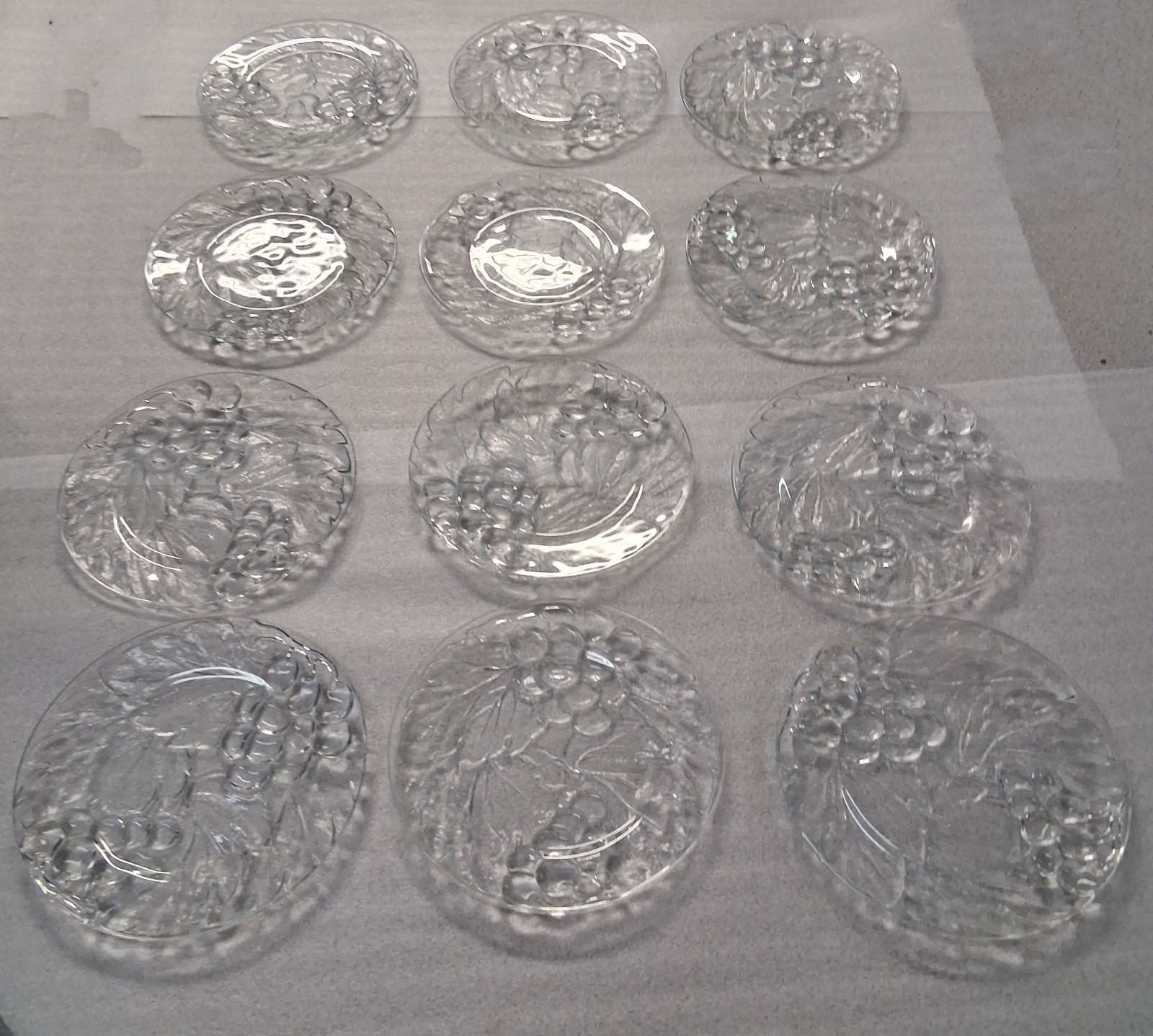 Set Of 12 KIG VINTAGE Grapes & Leaves 7 1/4″ Salad/Dessert Plates Indonesia